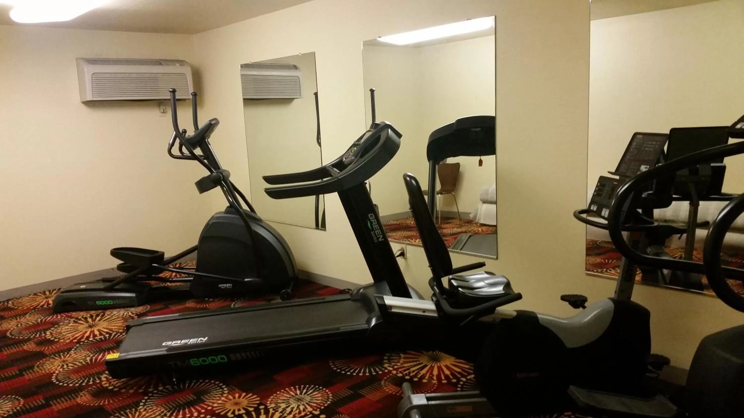 Fitness centre/facilities in Super 8 by Wyndham Wheeling WV