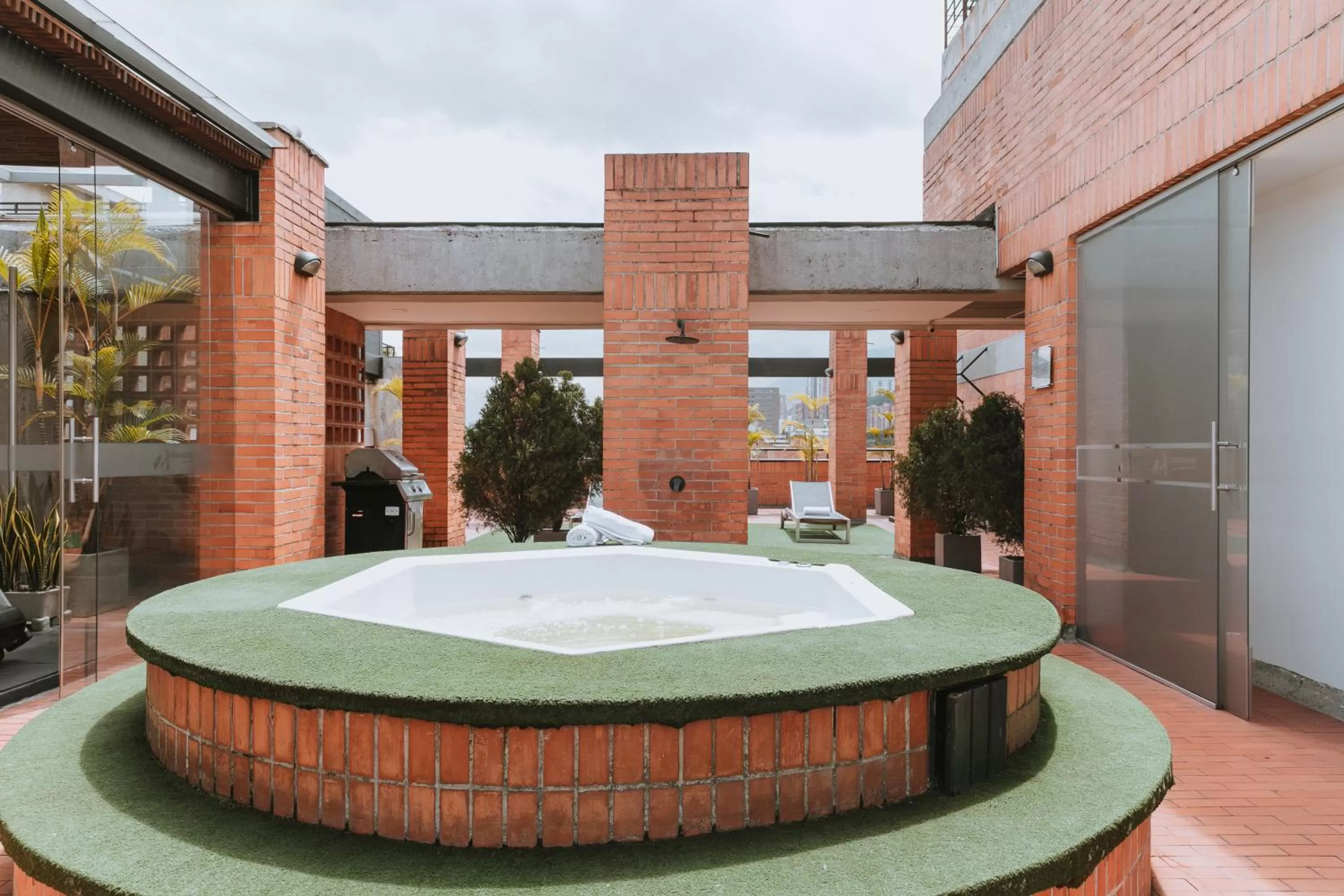 Hot Tub in Travelers Orange Suites