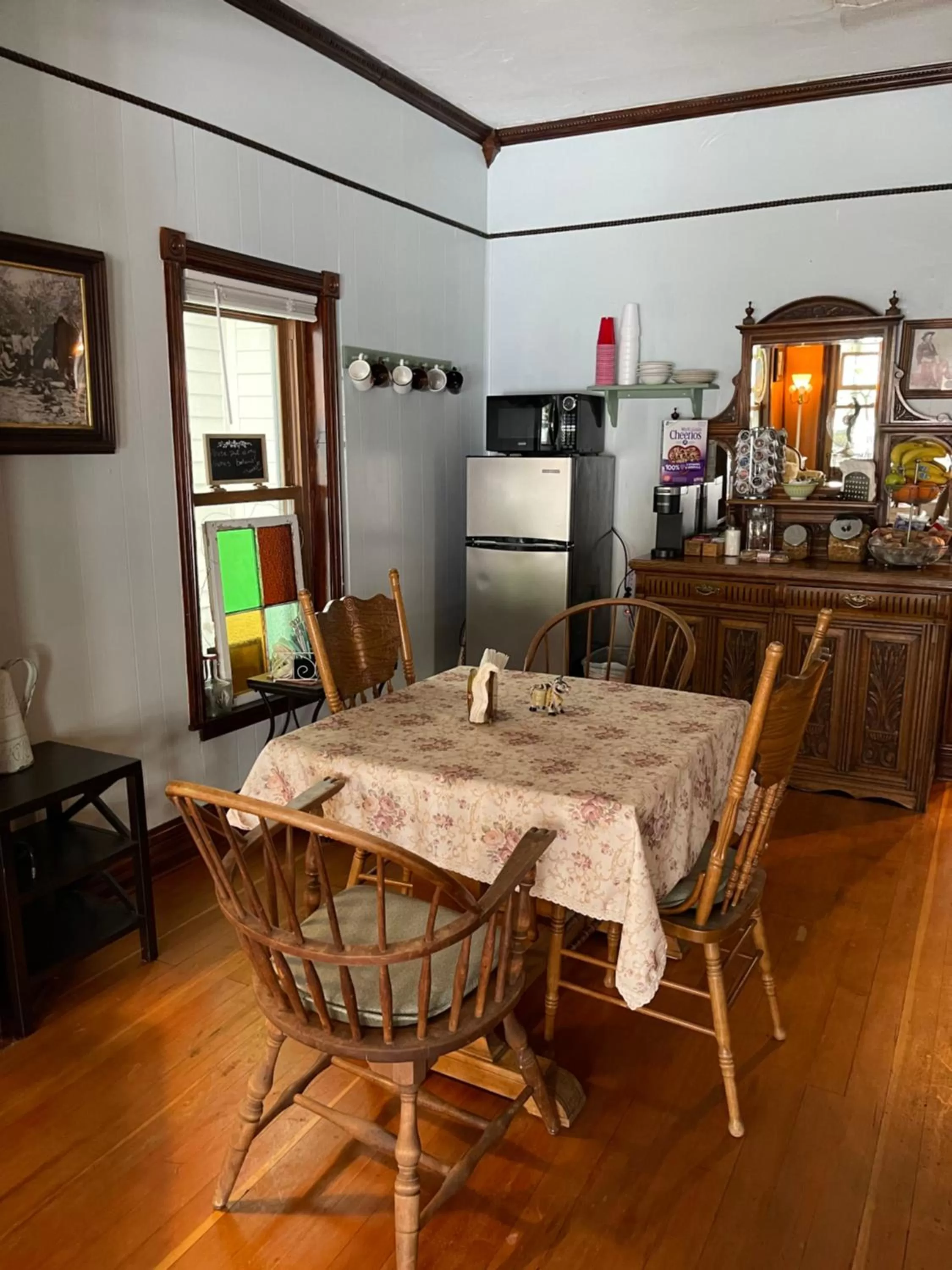 Dining Area in Downtown B&B with Jacuzzi