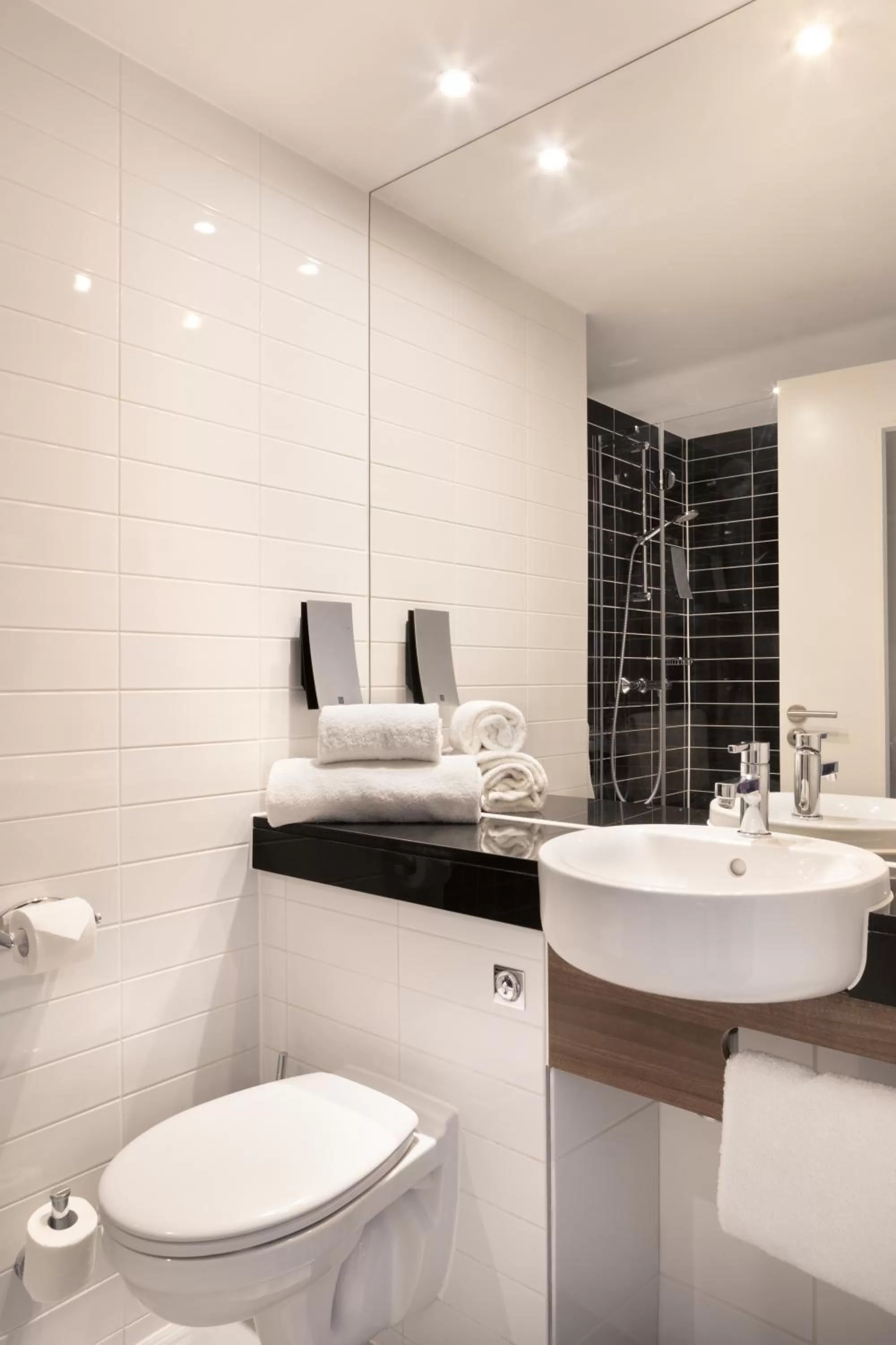 Toilet in Holiday Inn Express Toulon - Est by IHG