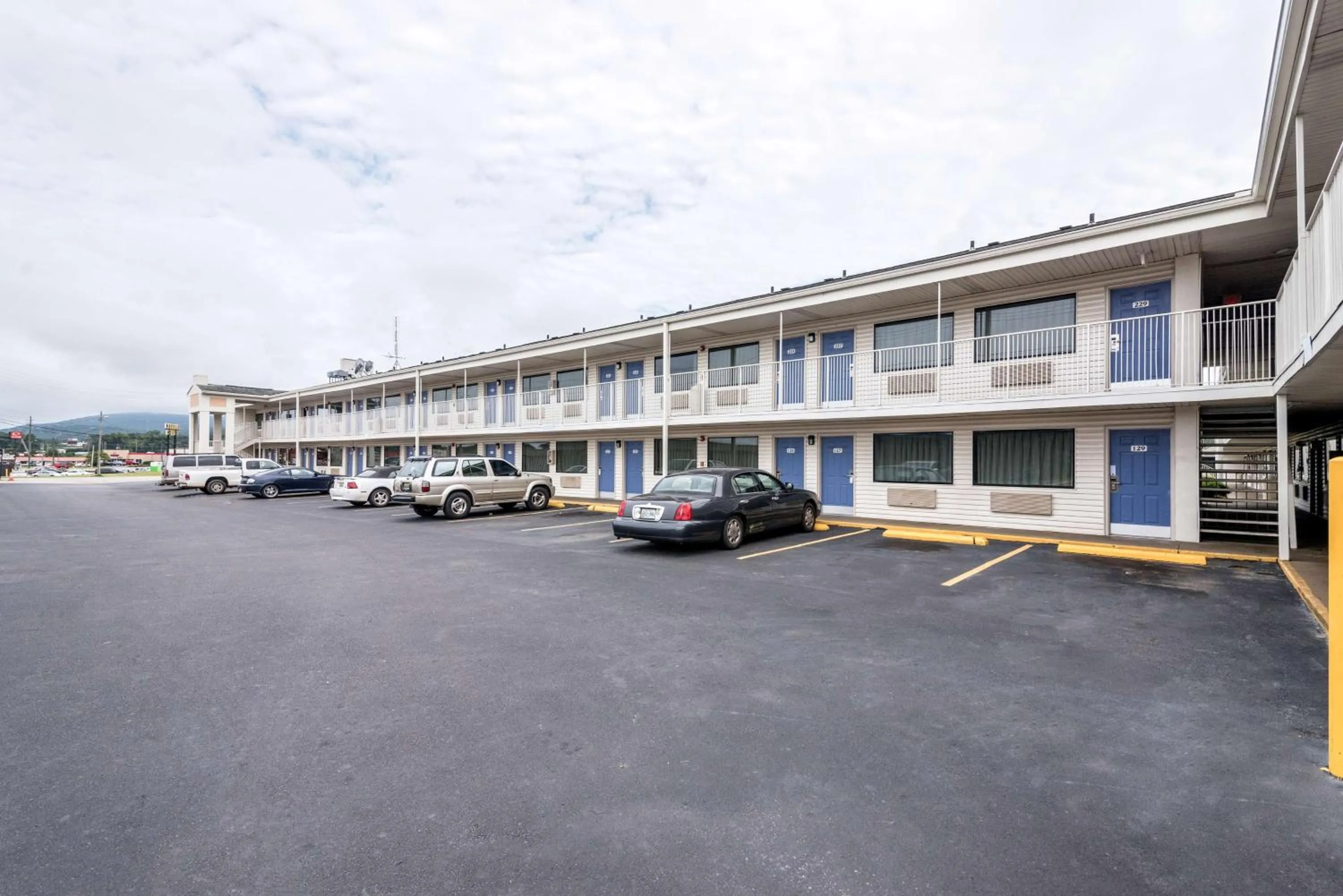 Property building in Motel 6-Anniston, AL