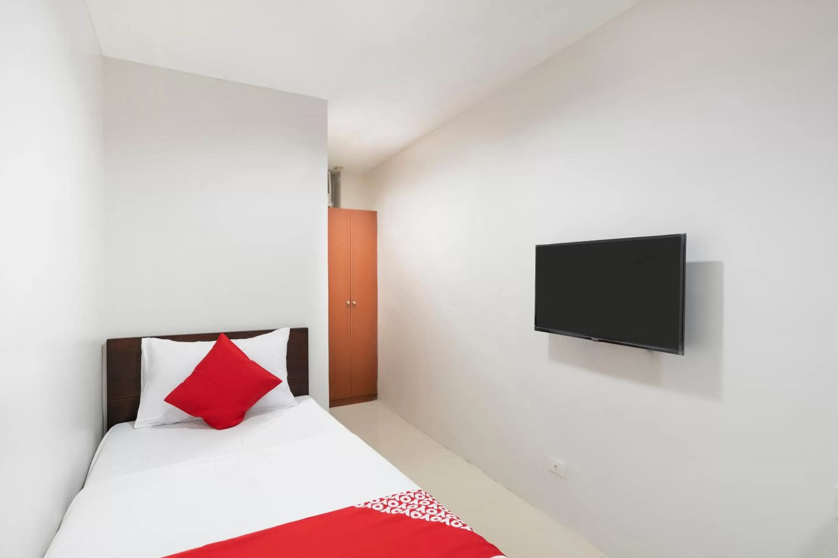 Photo of the whole room, Bed in ELTI DORMITEL by BLUEBOOKERS