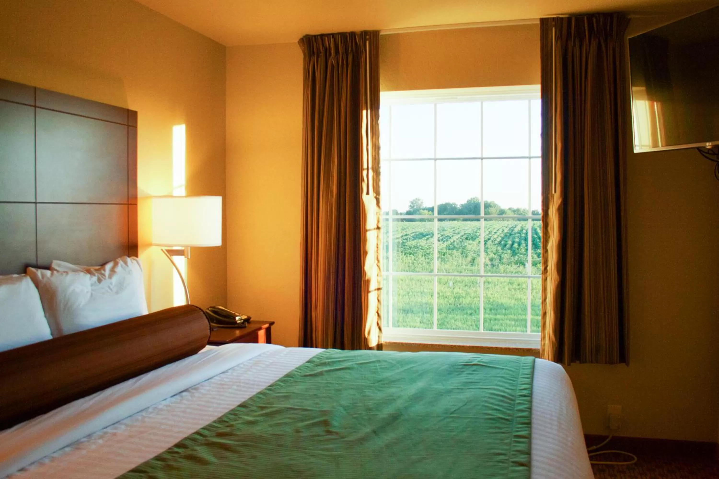 Bed in Cobblestone Inn & Suites-Winterset