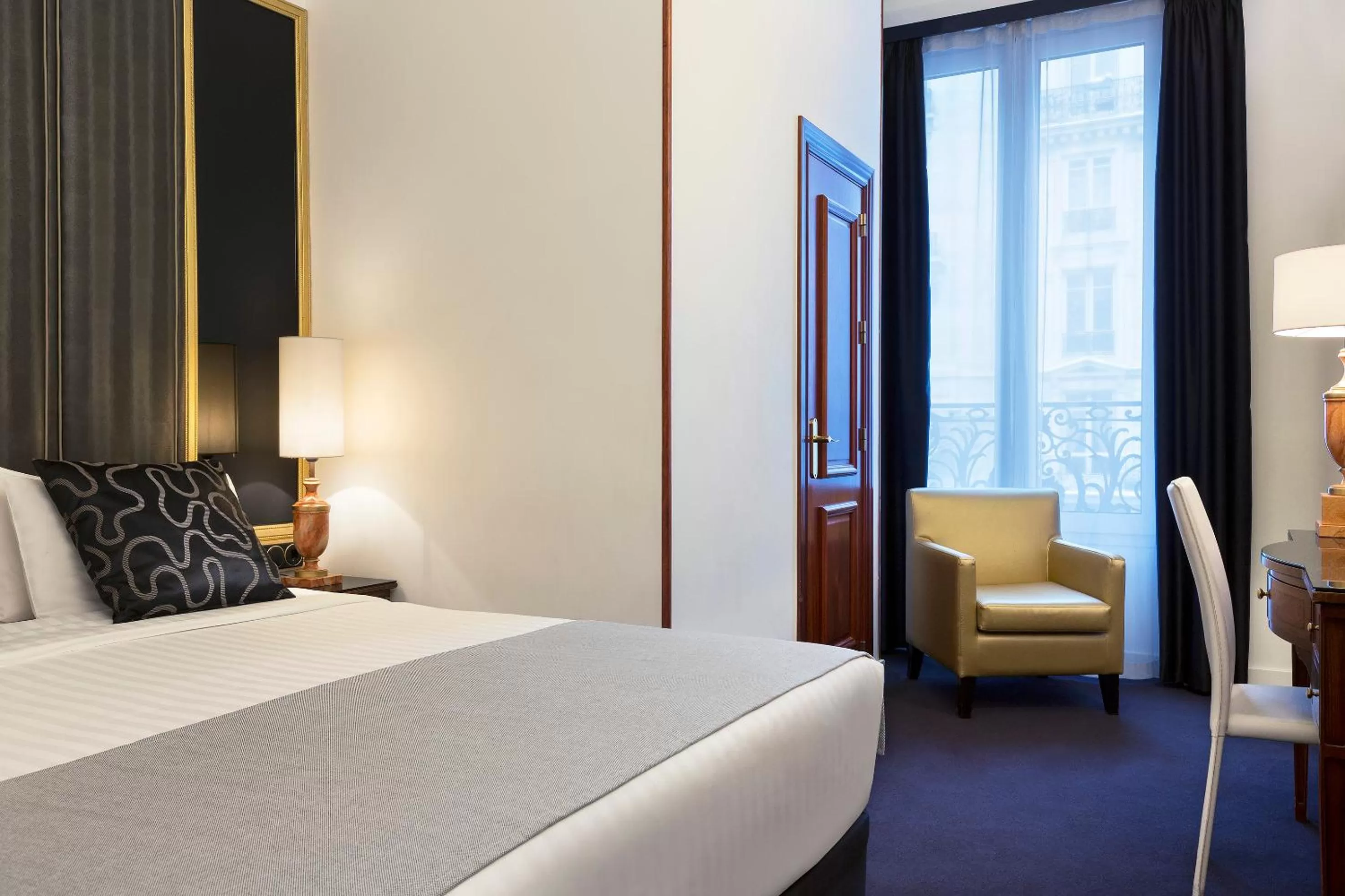 Bedroom, Bed in Melia Paris Champs Elysées