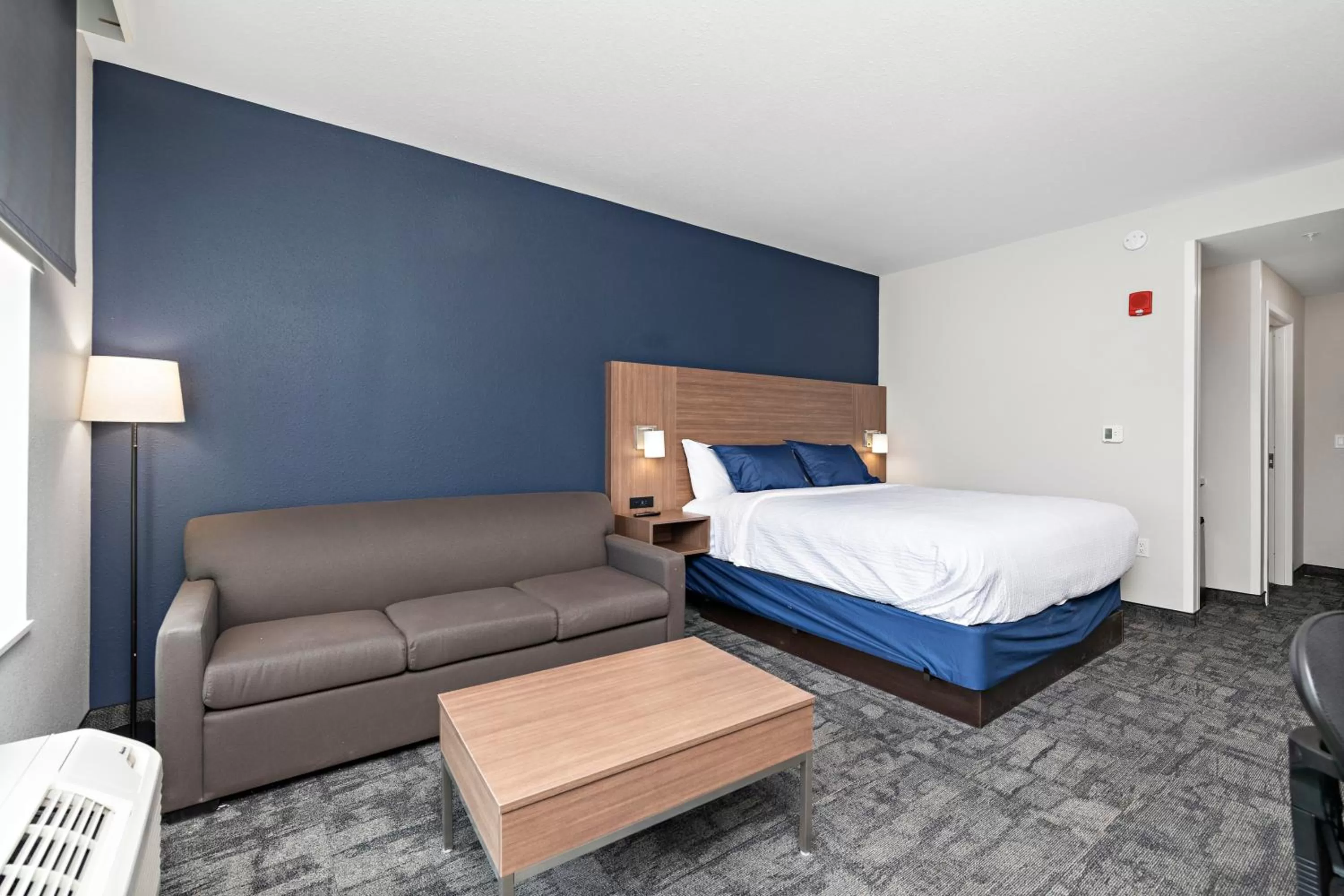 Bed in Holiday Inn Express Kansas City North Parkville by IHG
