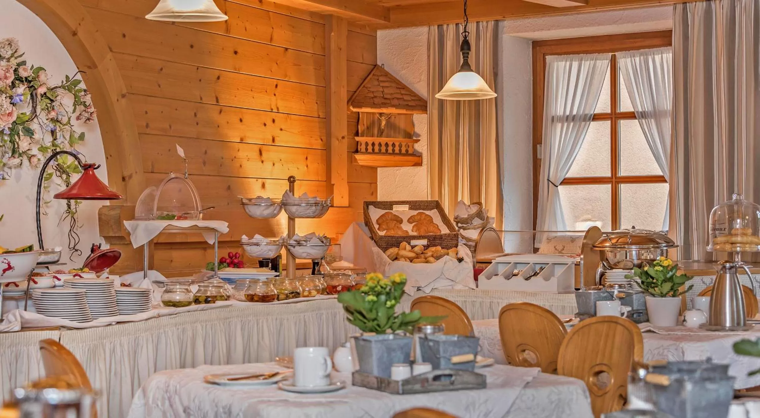 Buffet breakfast in Hotel Mutz Garni