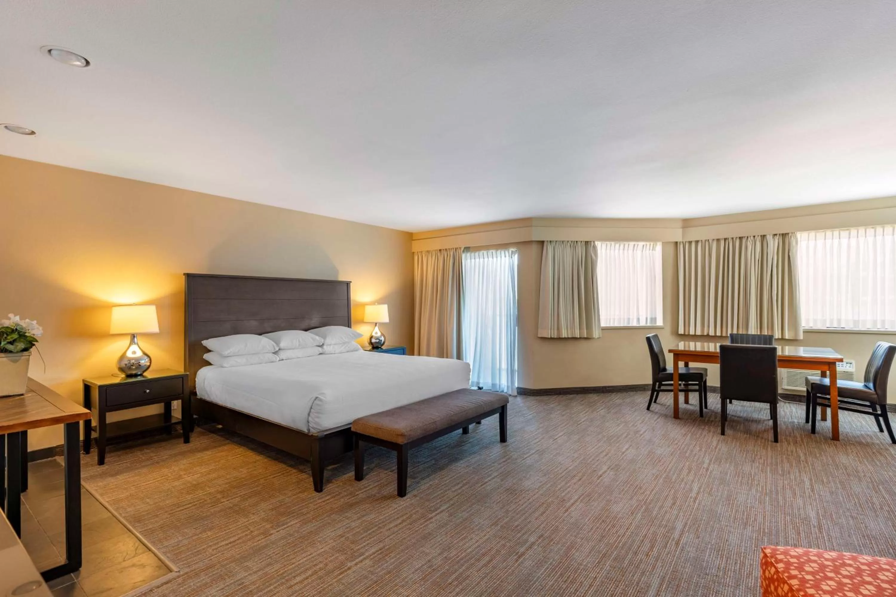 Suite with River View with One King Bed and One Queen Bed - No Pets in Best Western Plus Hood River Inn