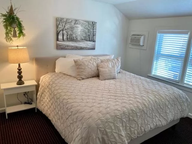Photo of the whole room, Bed in Moose Creek Lodge & Suites