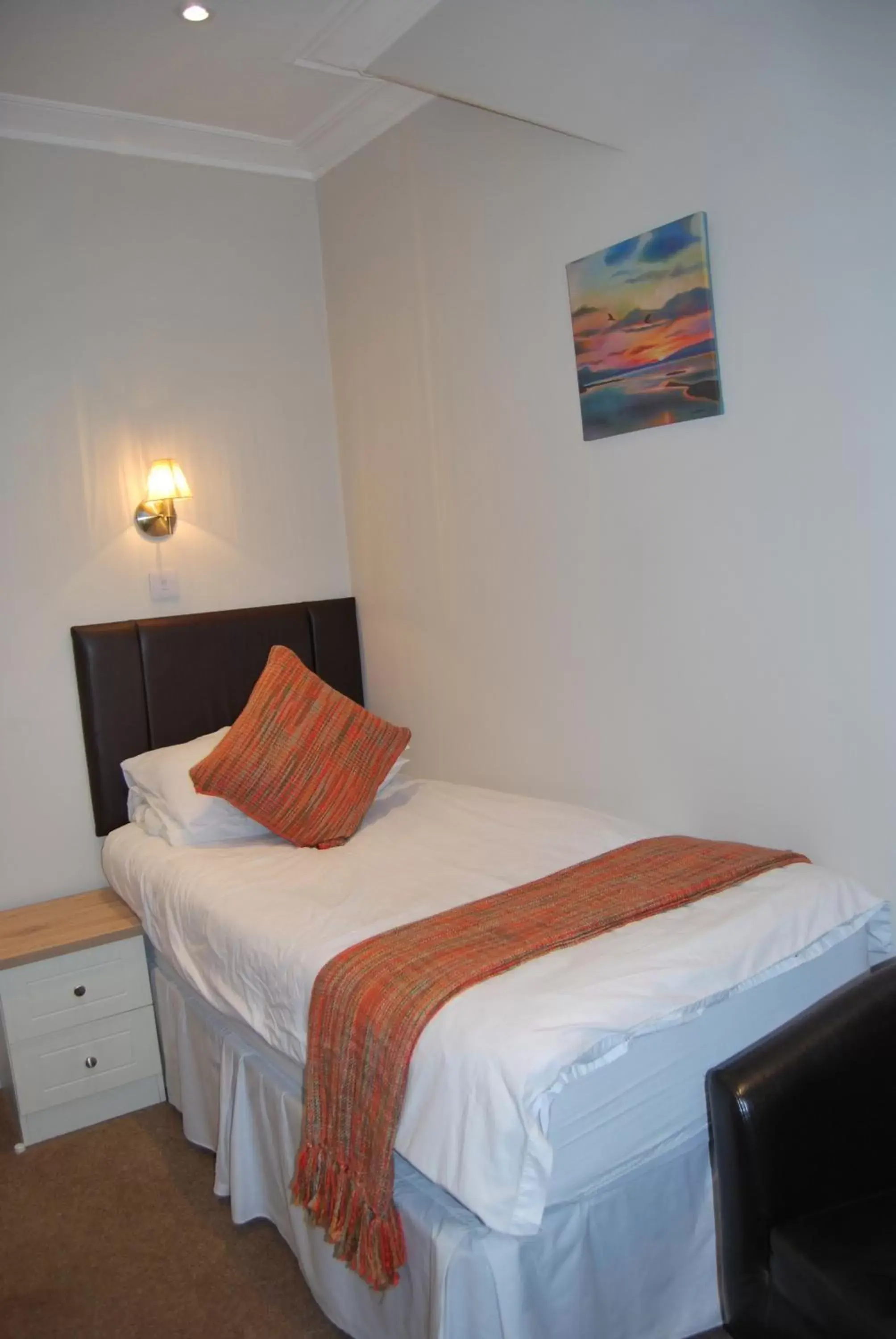 Single Room with Shared Bathroom in Falls of Lora Hotel Single Room with Shared Bathroom in Falls of Lora Hotel