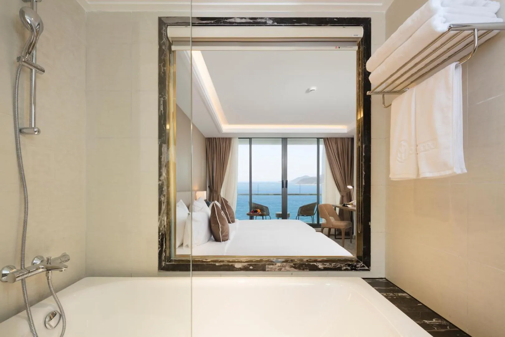 Shower, Bed in Comodo Nha Trang Hotel