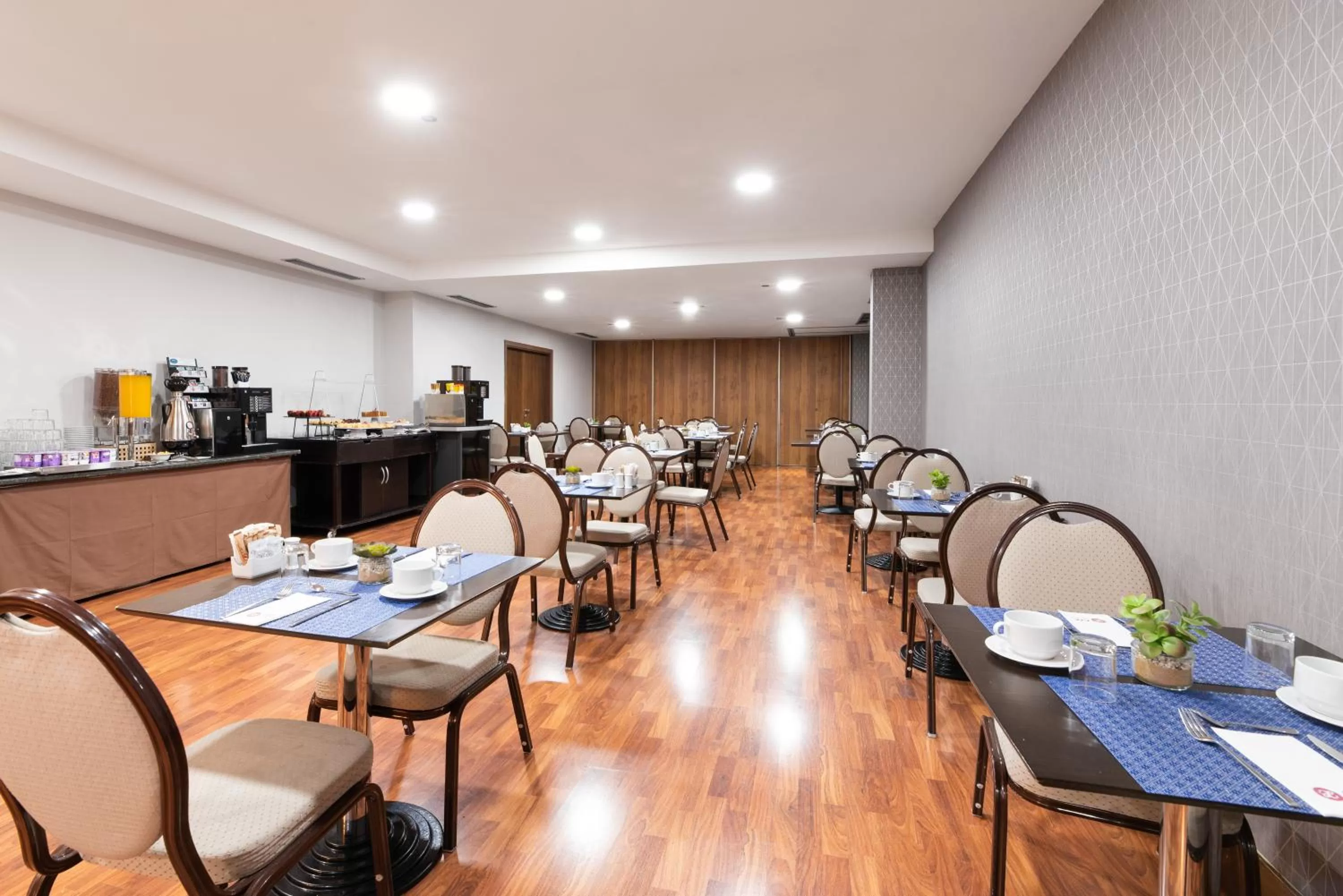 Restaurant/places to eat in Exe Agora Cáceres