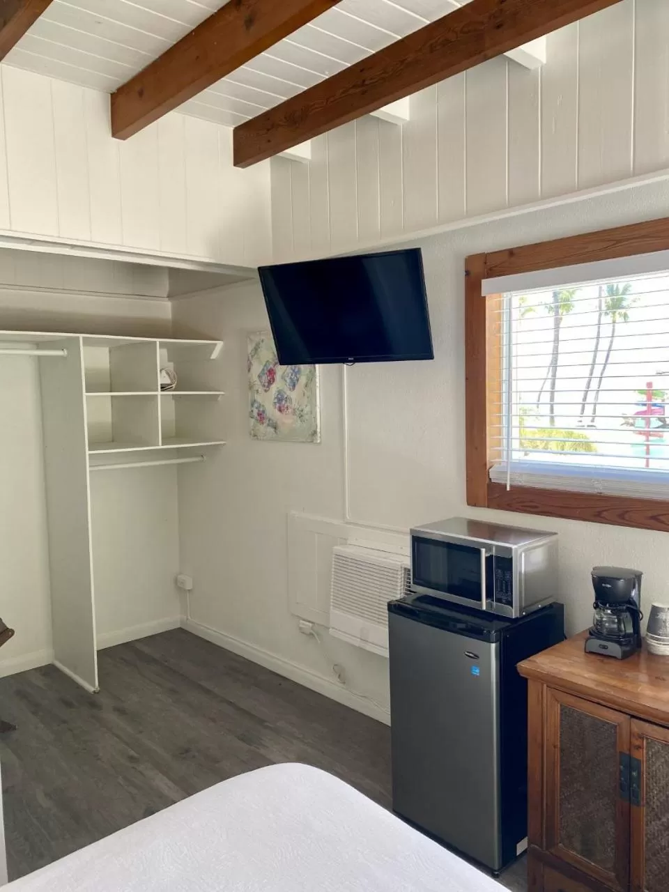 TV and multimedia, Bed in Drop Anchor Resort & Marina