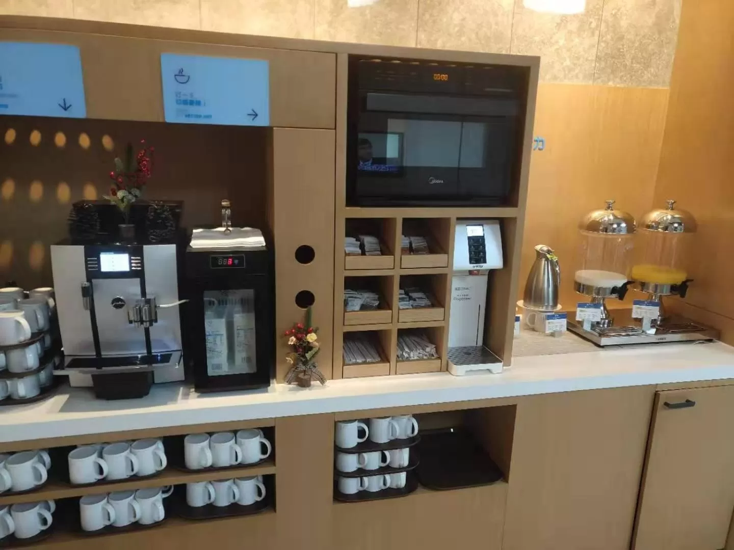 Coffee/tea facilities in Holiday Inn Express Shanghai Kangqiao by IHG