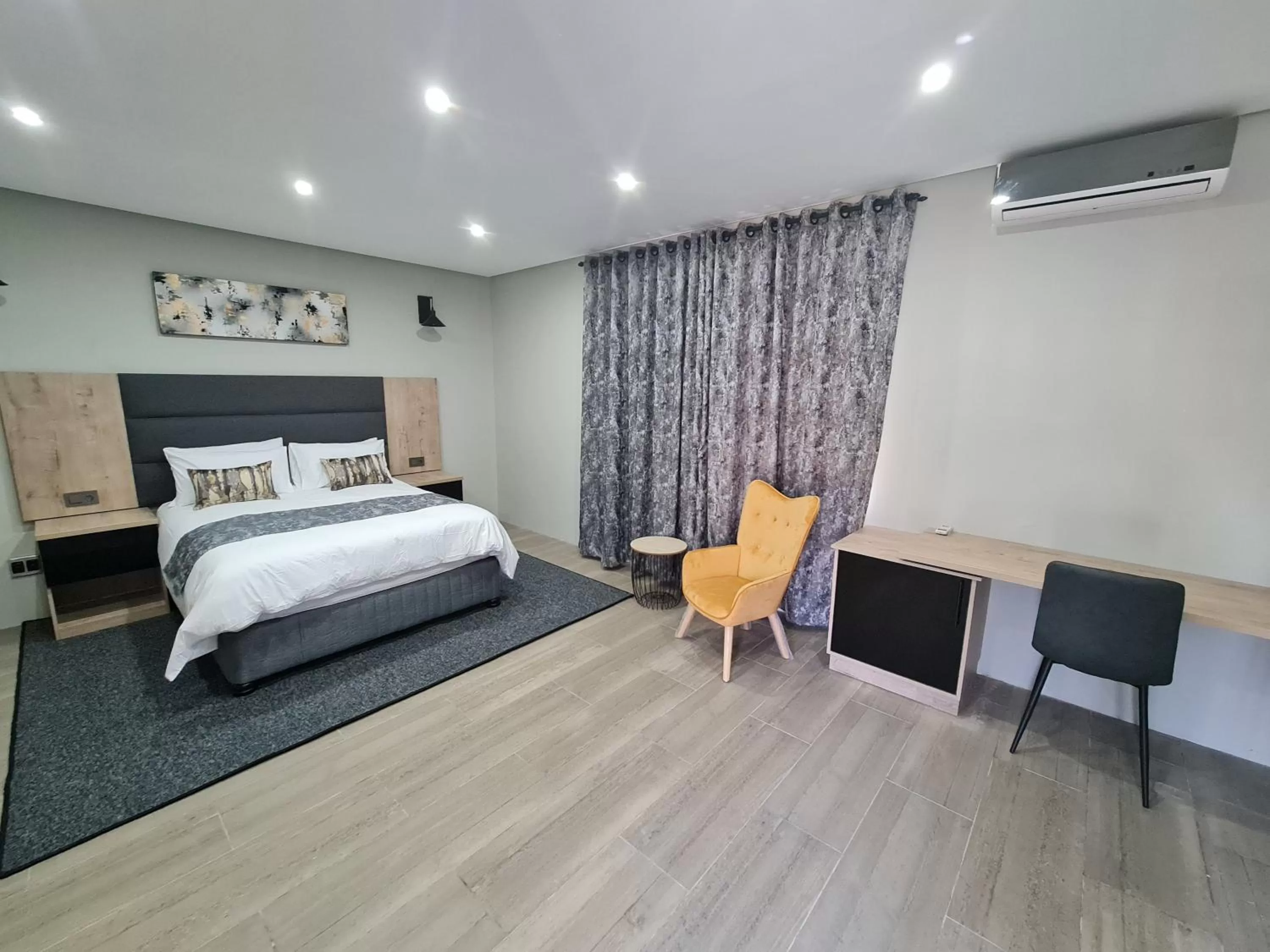 Photo of the whole room, Bed in Luxe on Ridge Boutique Hotel