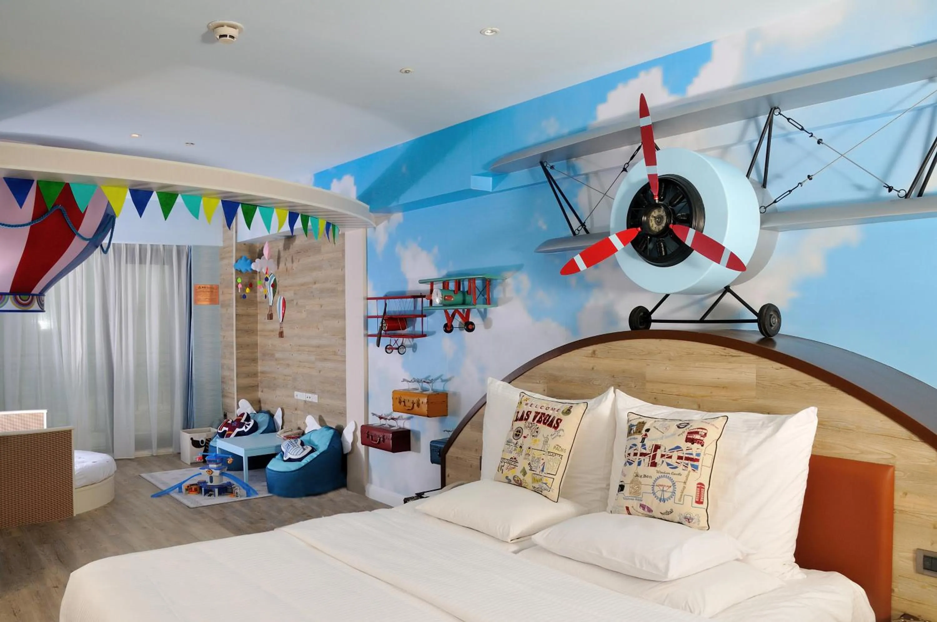 Family, Bed in E-DA Royal Hotel