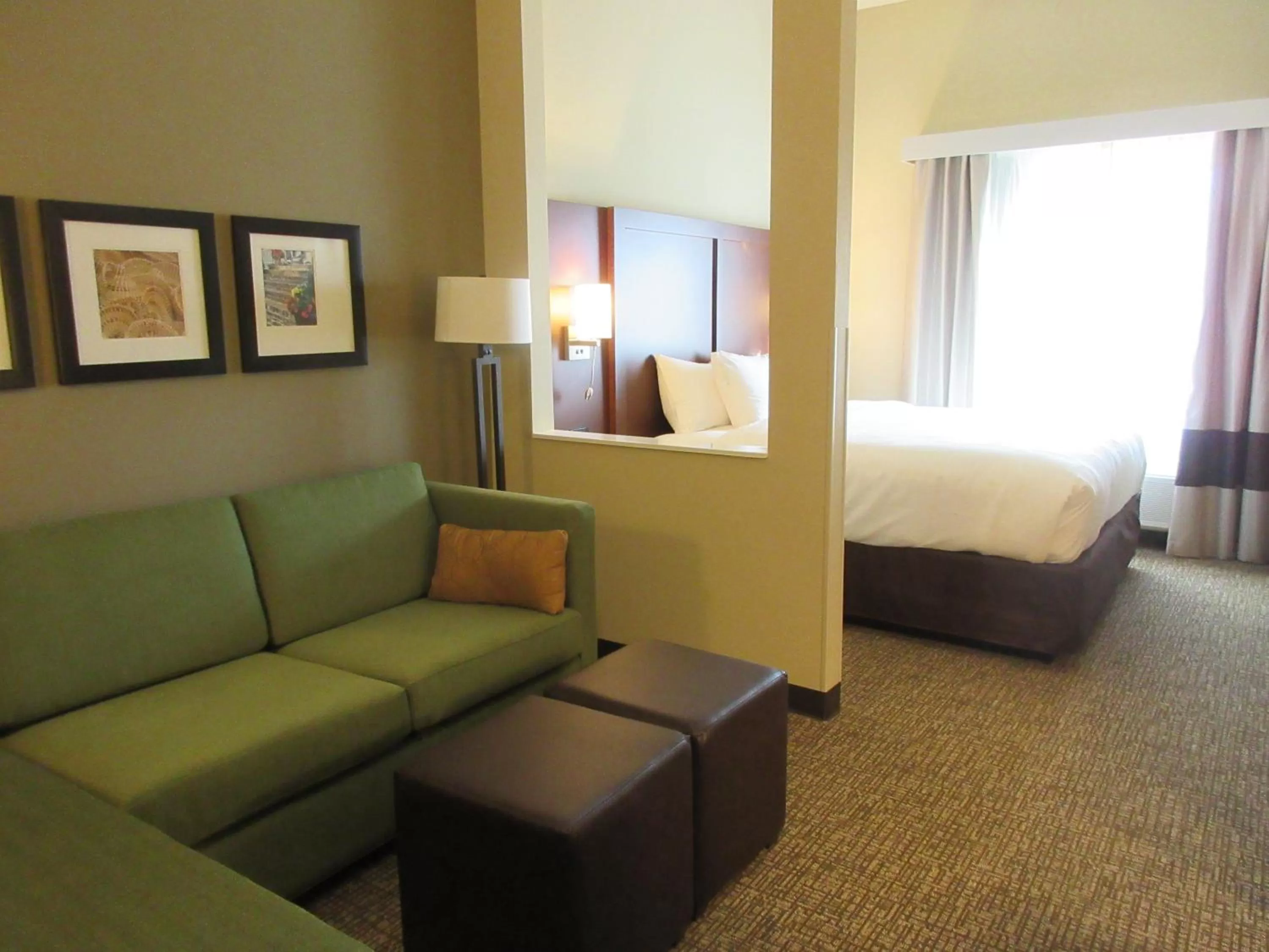 Photo of the whole room, Bed in Comfort Suites Summerville North