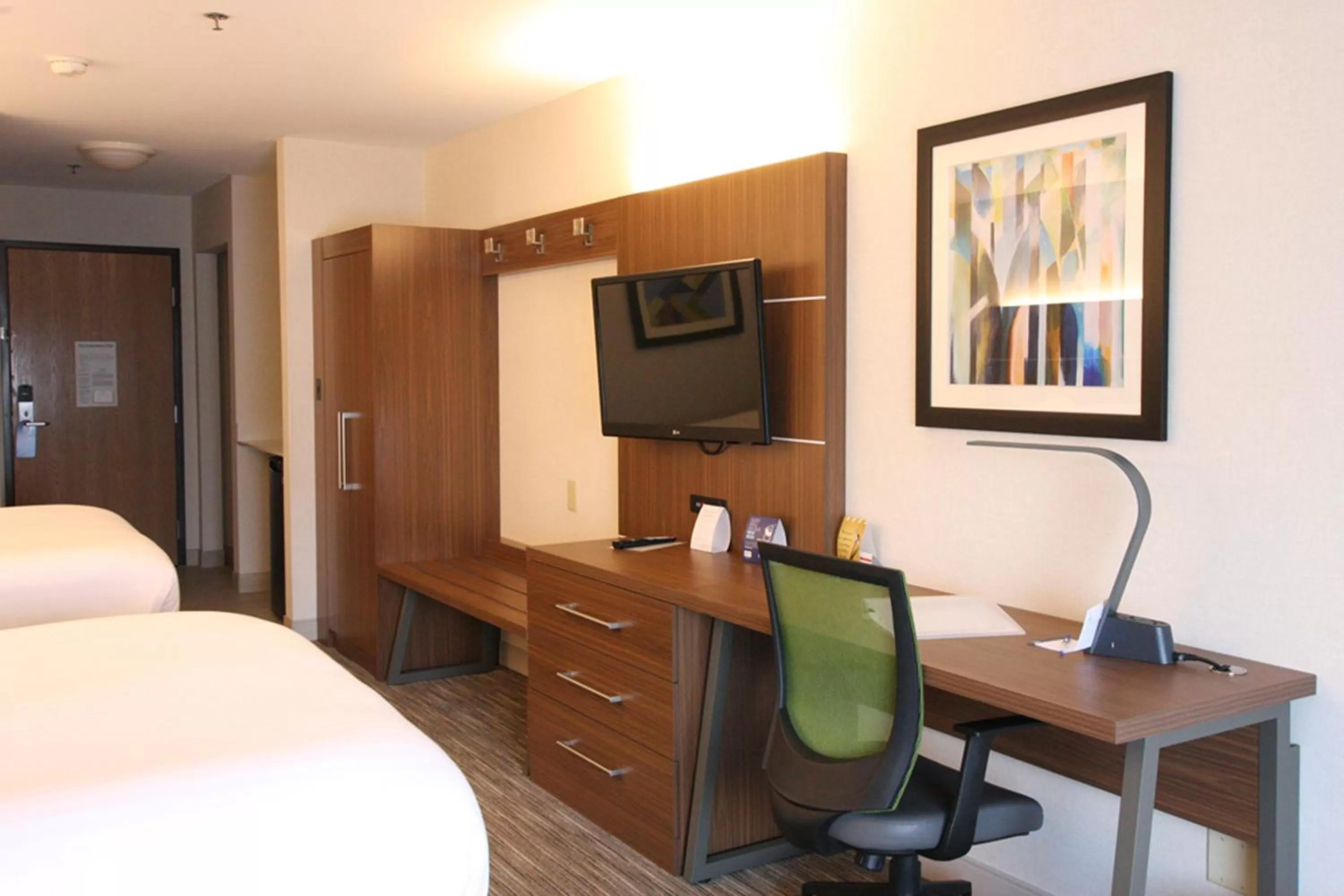 Photo of the whole room, Bed in Holiday Inn Express Branford-New Haven by IHG