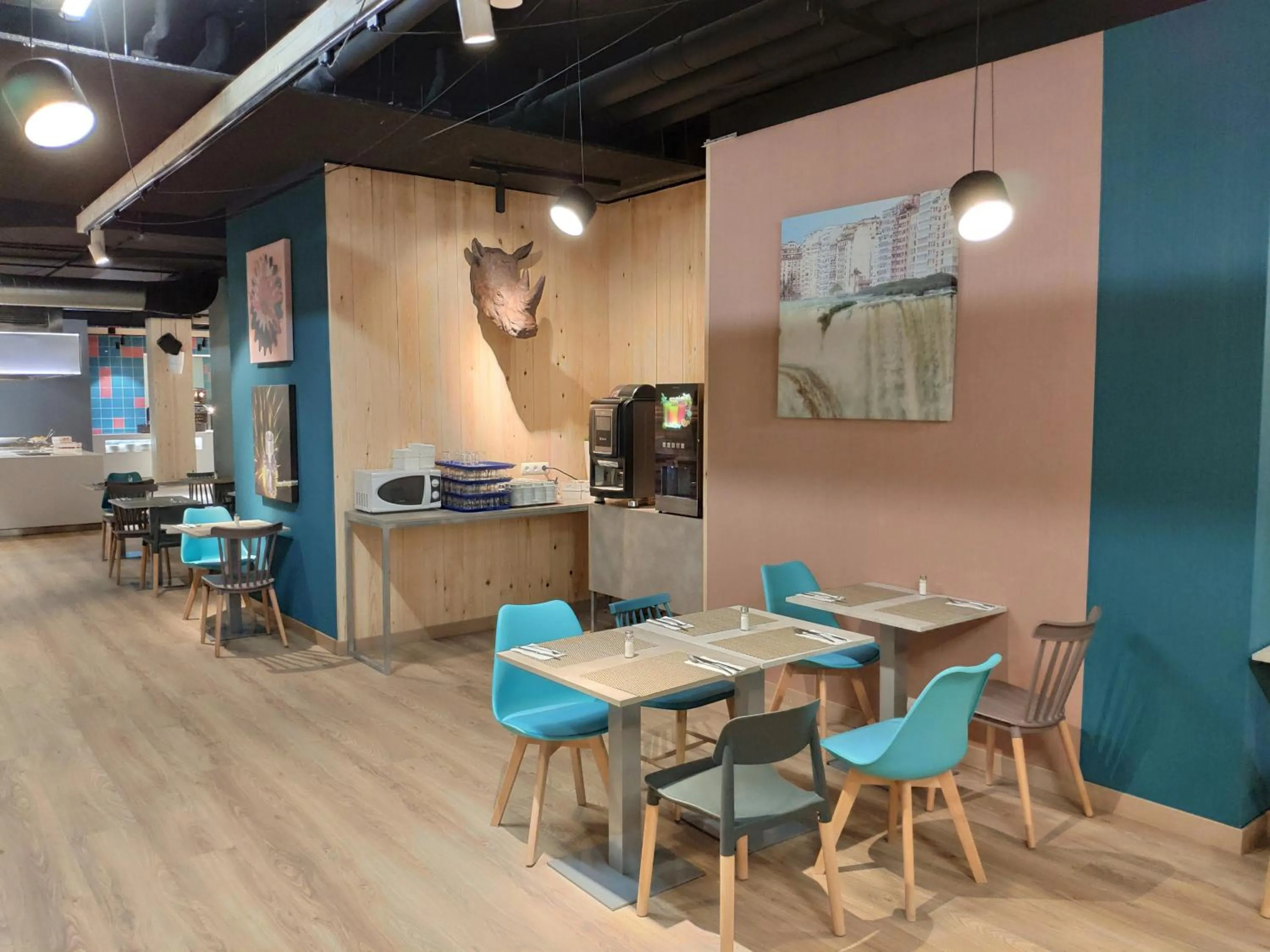 Restaurant/places to eat in Hotel Olympus