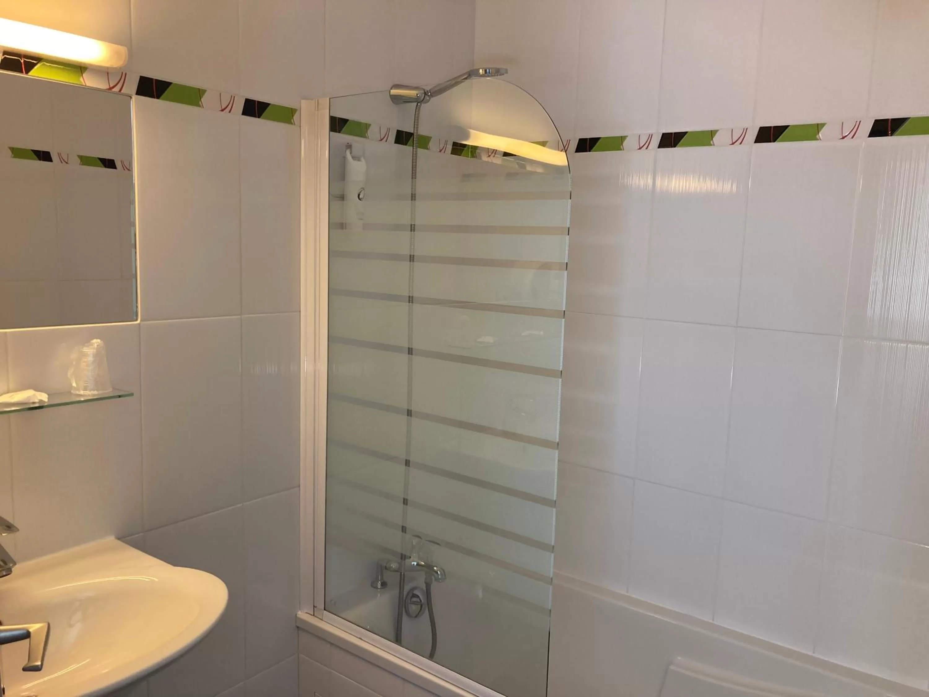 Bathroom in The Originals City, Hôtel du Château, Pontivy