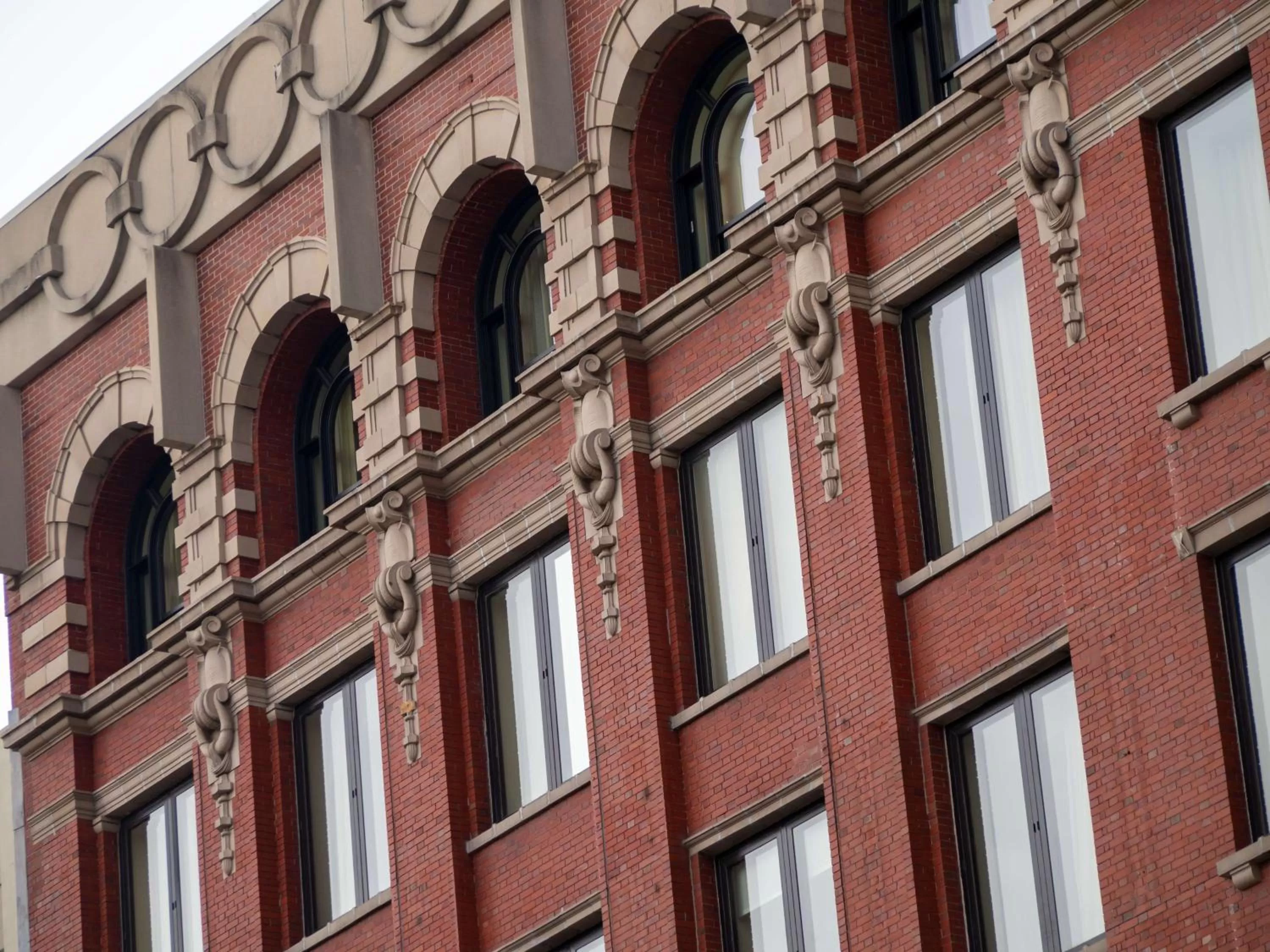 Property building in The Peregrine Omaha Downtown Curio Collection By Hilton