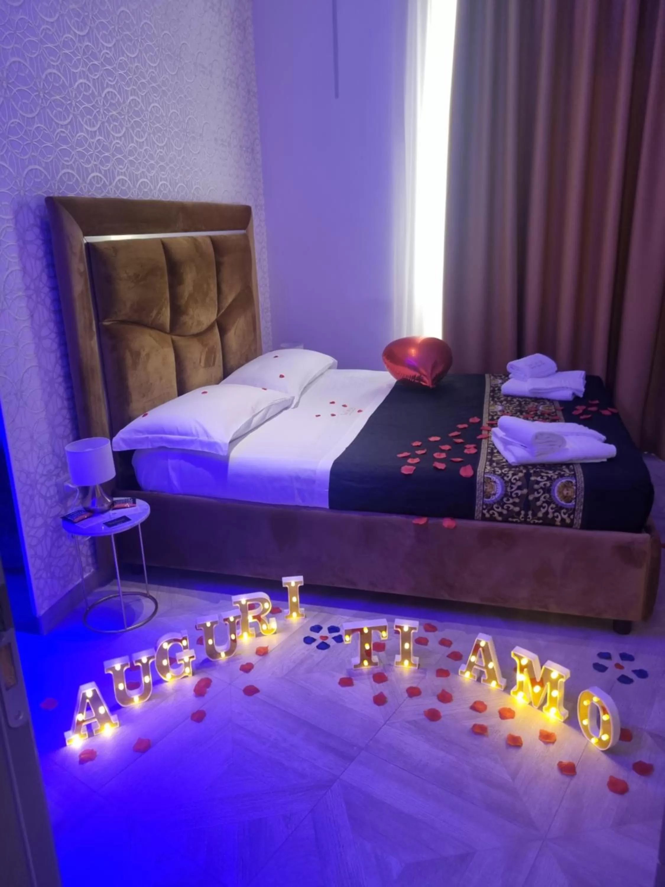 Bed in Twin Towers Naples Luxury