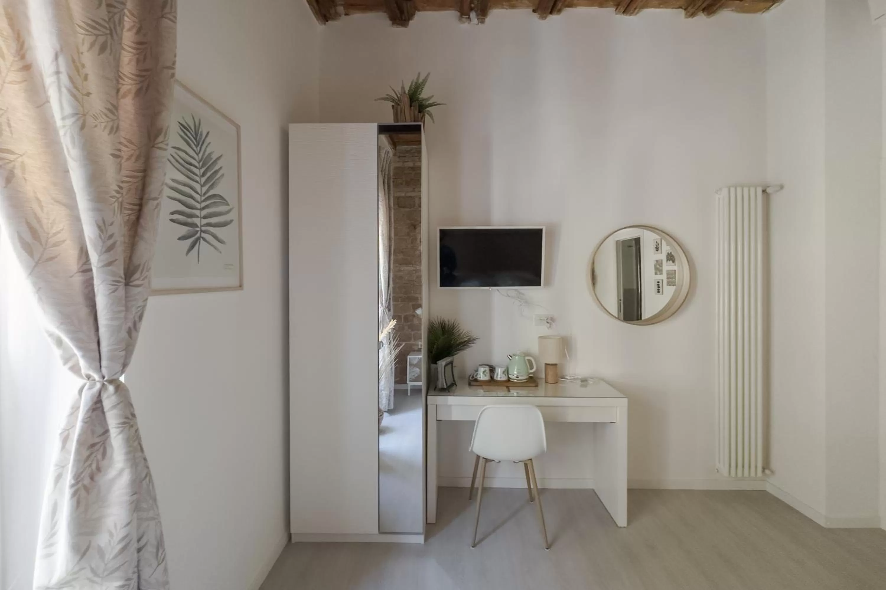 TV/Entertainment Center in White Ostilia B&B