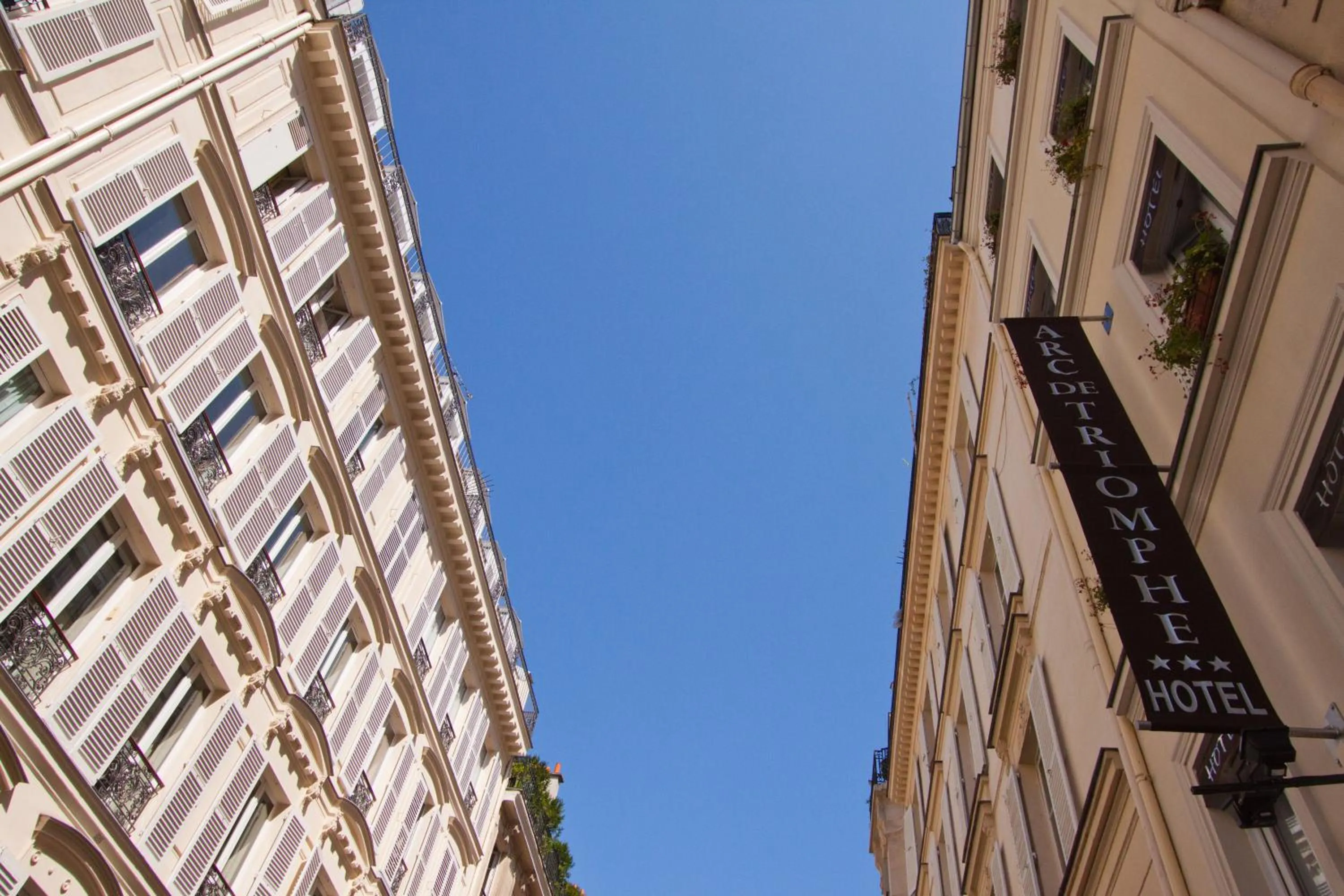 Neighbourhood in Arc De Triomphe