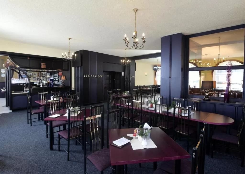 Restaurant/places to eat in Hotel U Jezírka