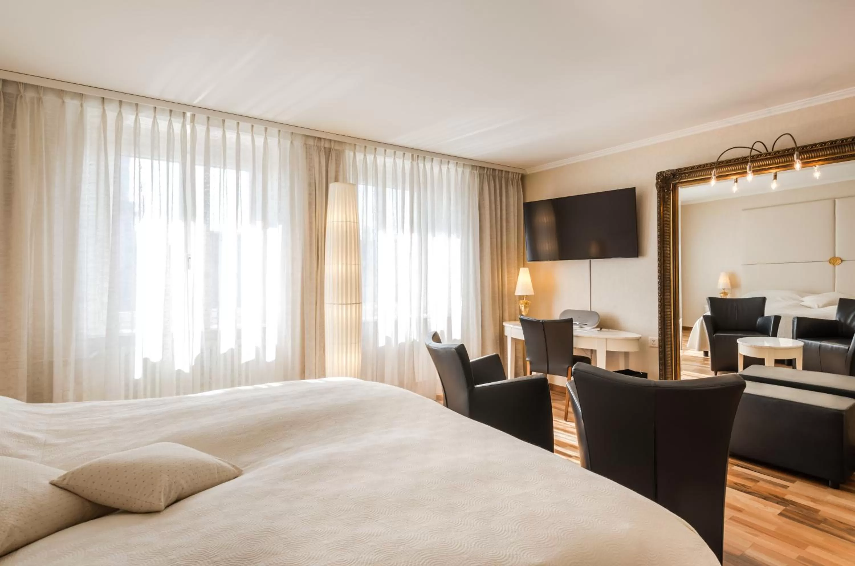 Photo of the whole room, Bed in Hotel des Balances