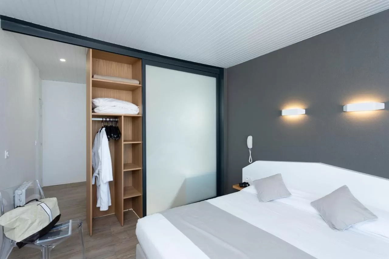 Bed in Hotel Les Dunes