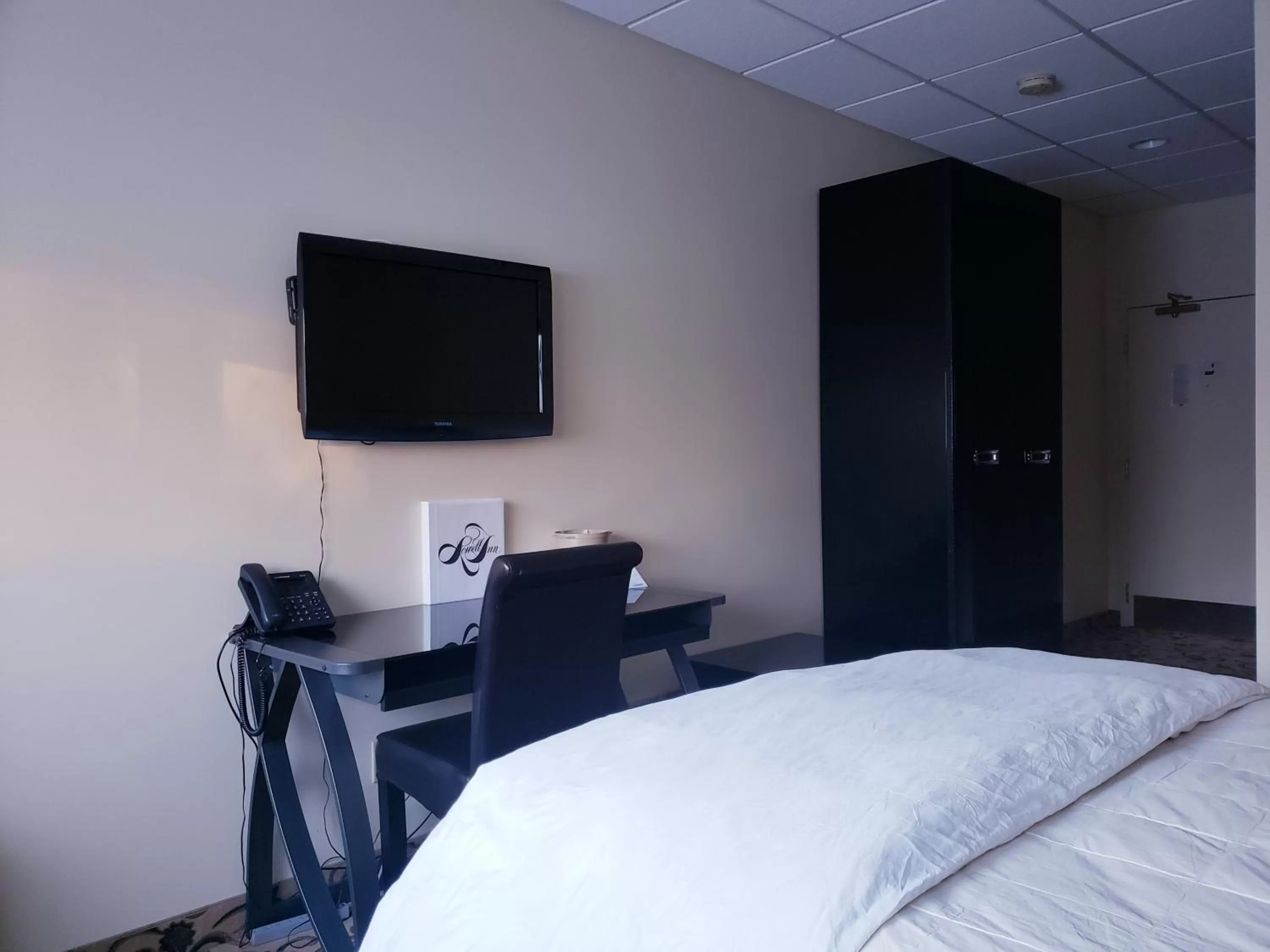 TV and multimedia, TV/Entertainment Center in Lowell Inn