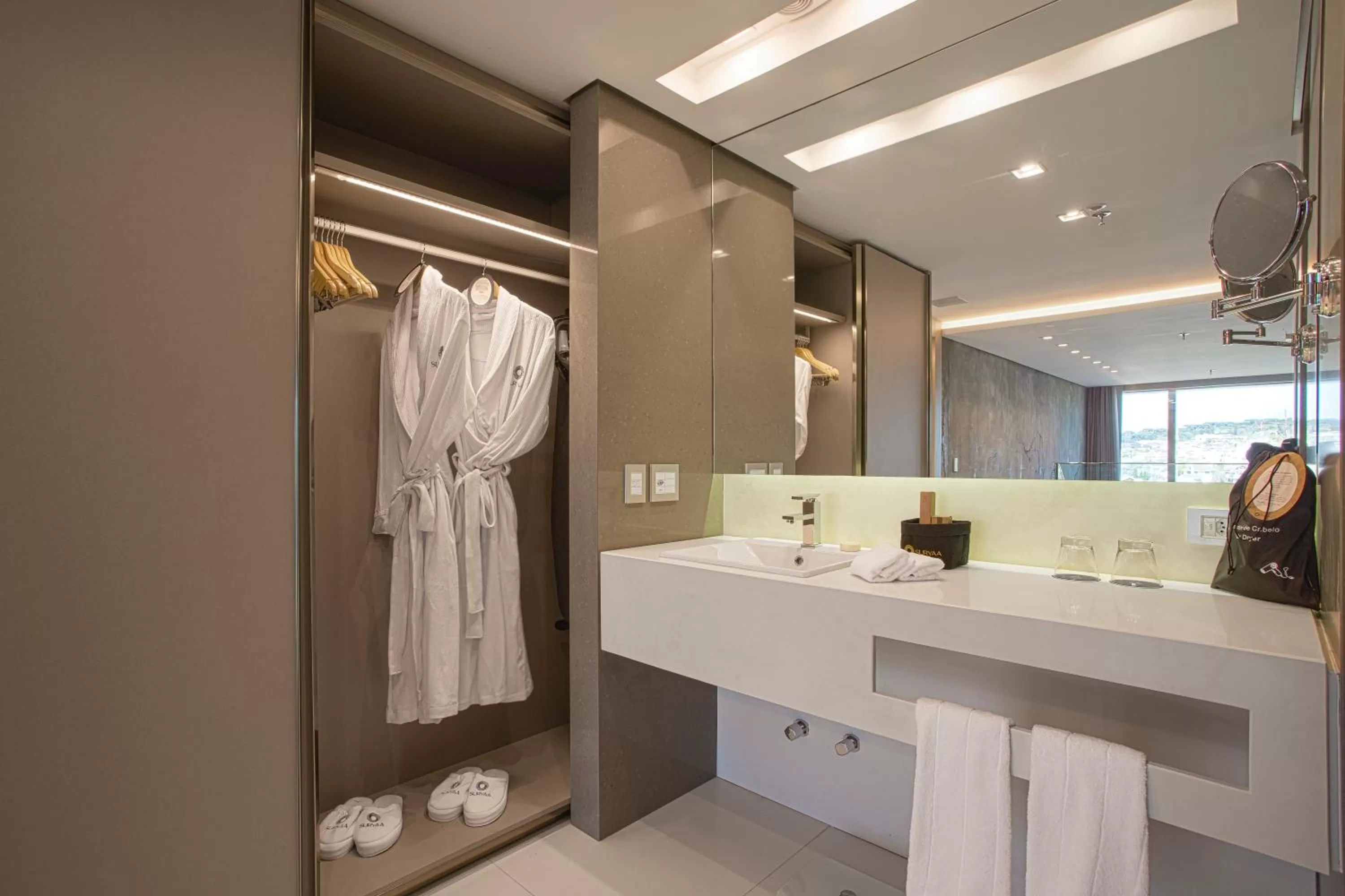Bathroom in Suryaa Hotel Pinhais, Curio Collection by Hilton