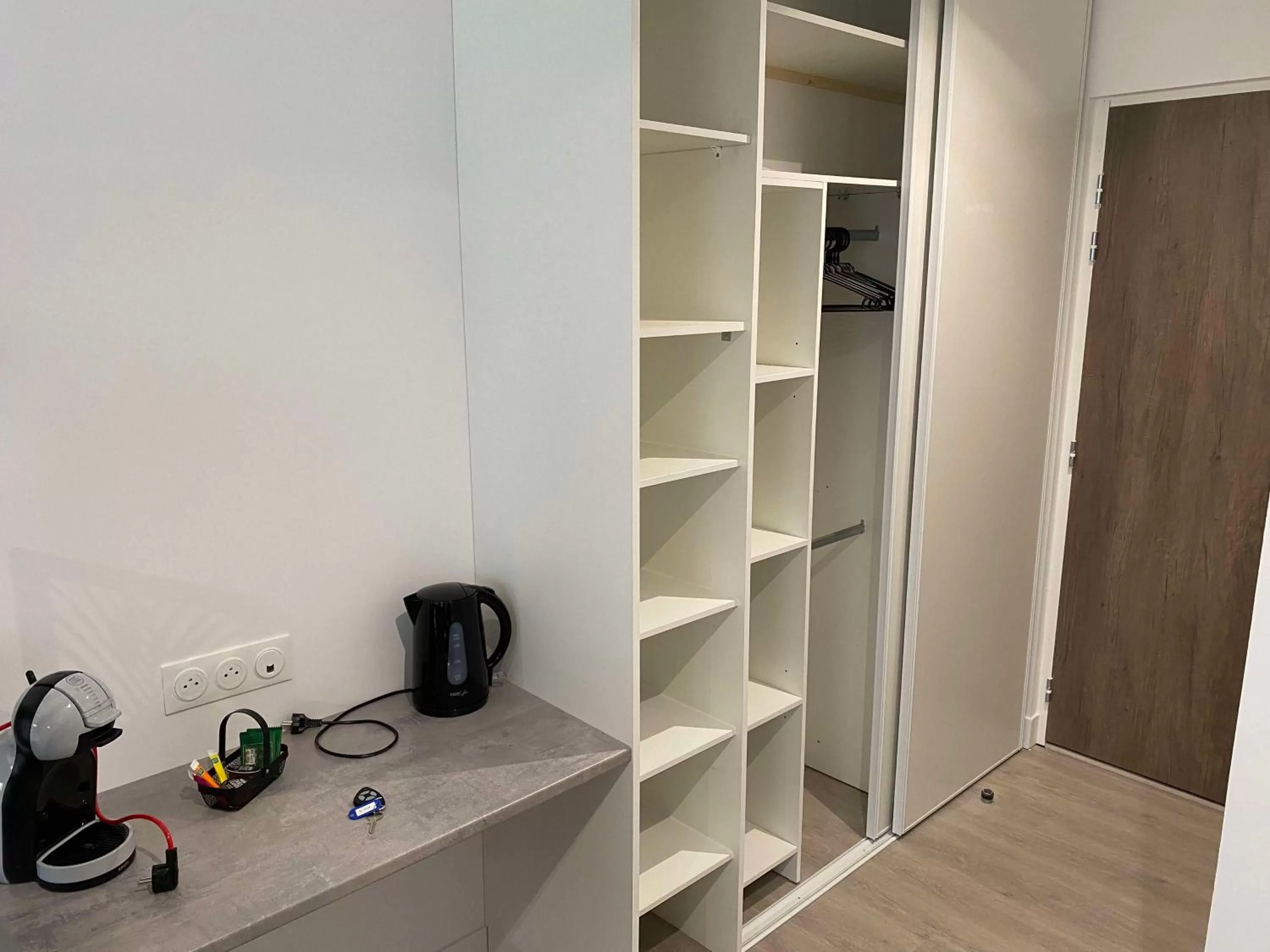 Facade/entrance, Kitchen/Kitchenette in Villa Raphaëlle #2 Centre ville avec parking