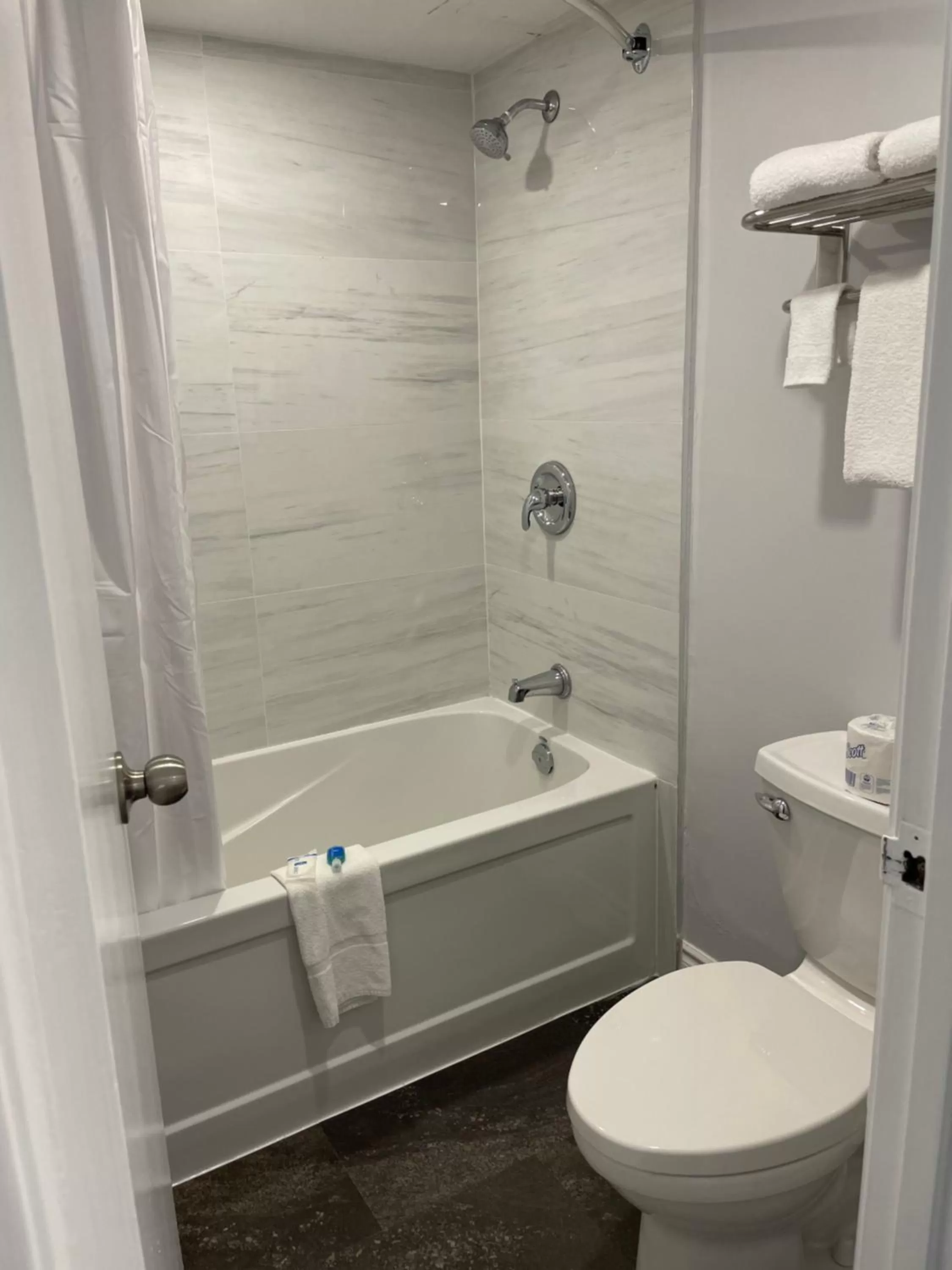 Bathroom in Rodeway Inn King William