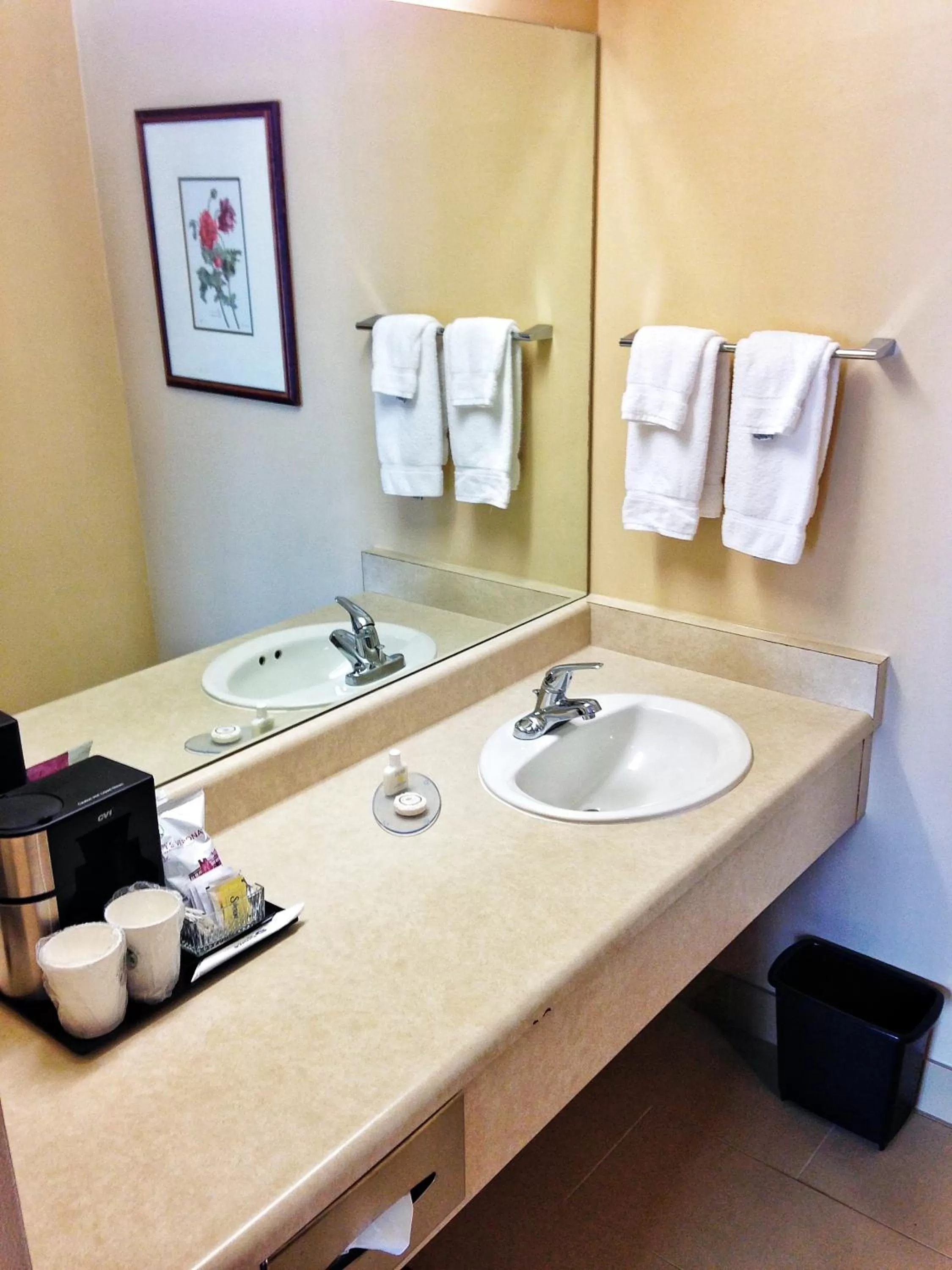 Bathroom in Coast Wenatchee Center Hotel