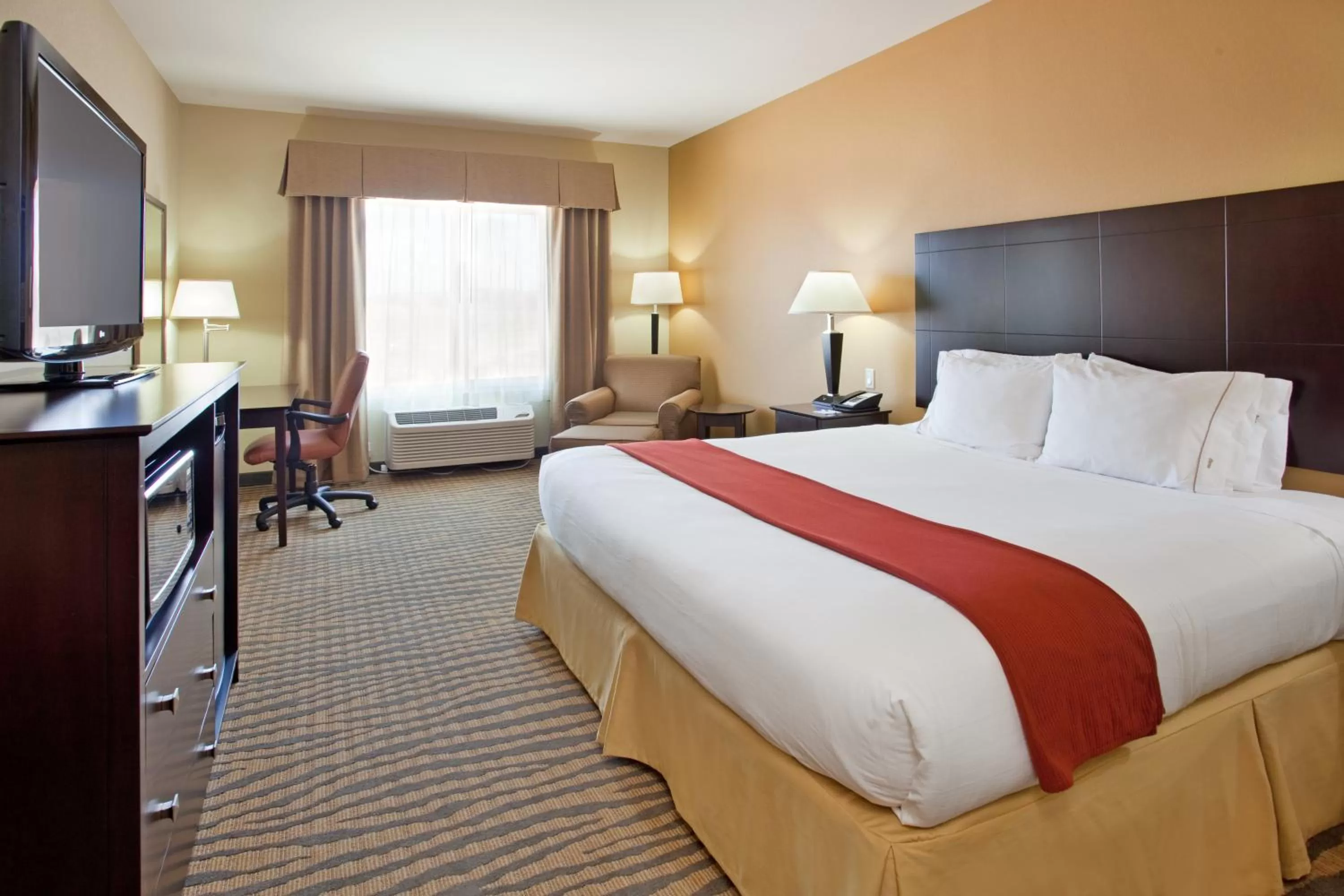 Photo of the whole room, Bed in Holiday Inn Express & Suites Gallup East by IHG