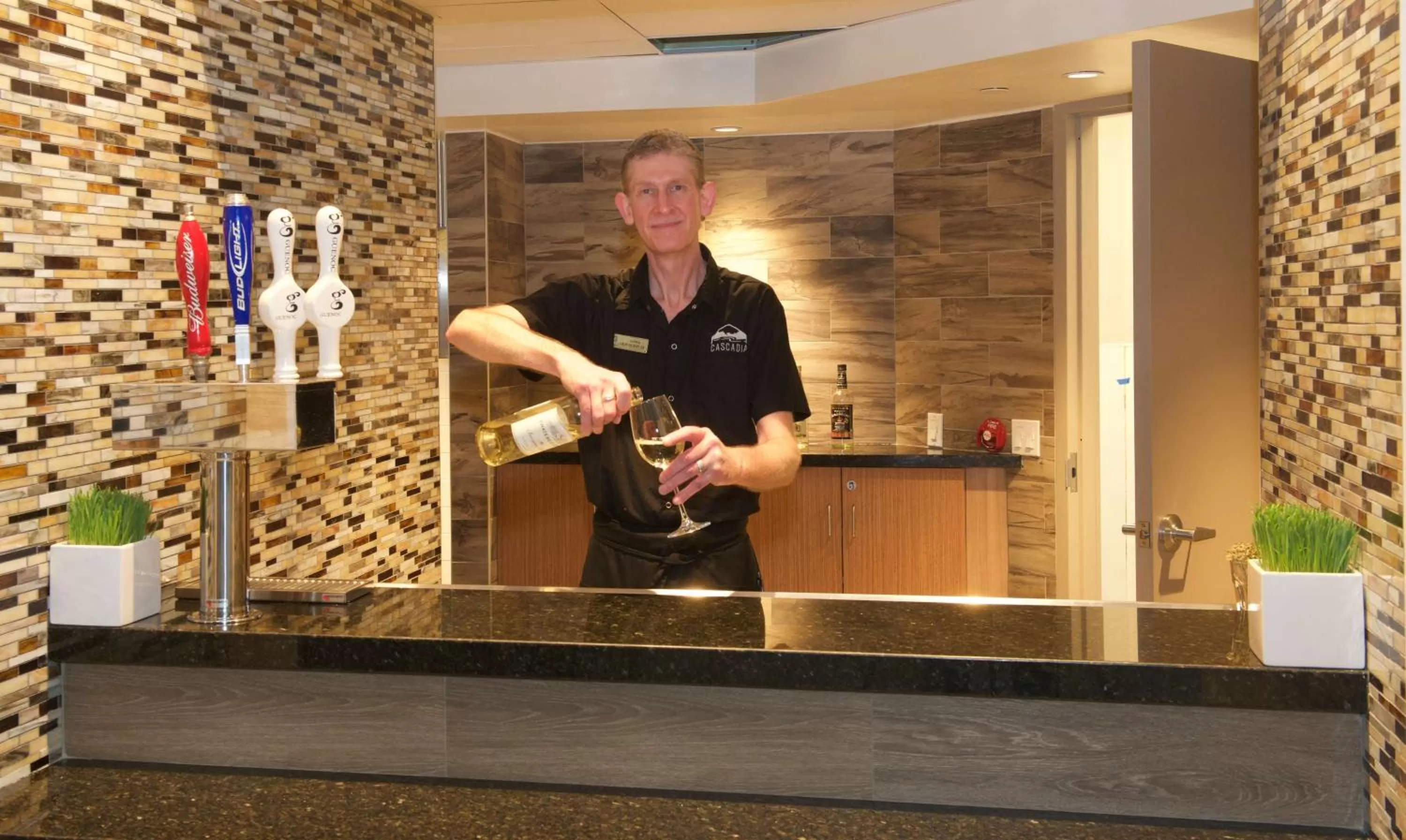 Lounge or bar in Embassy Suites by Hilton Portland Tigard