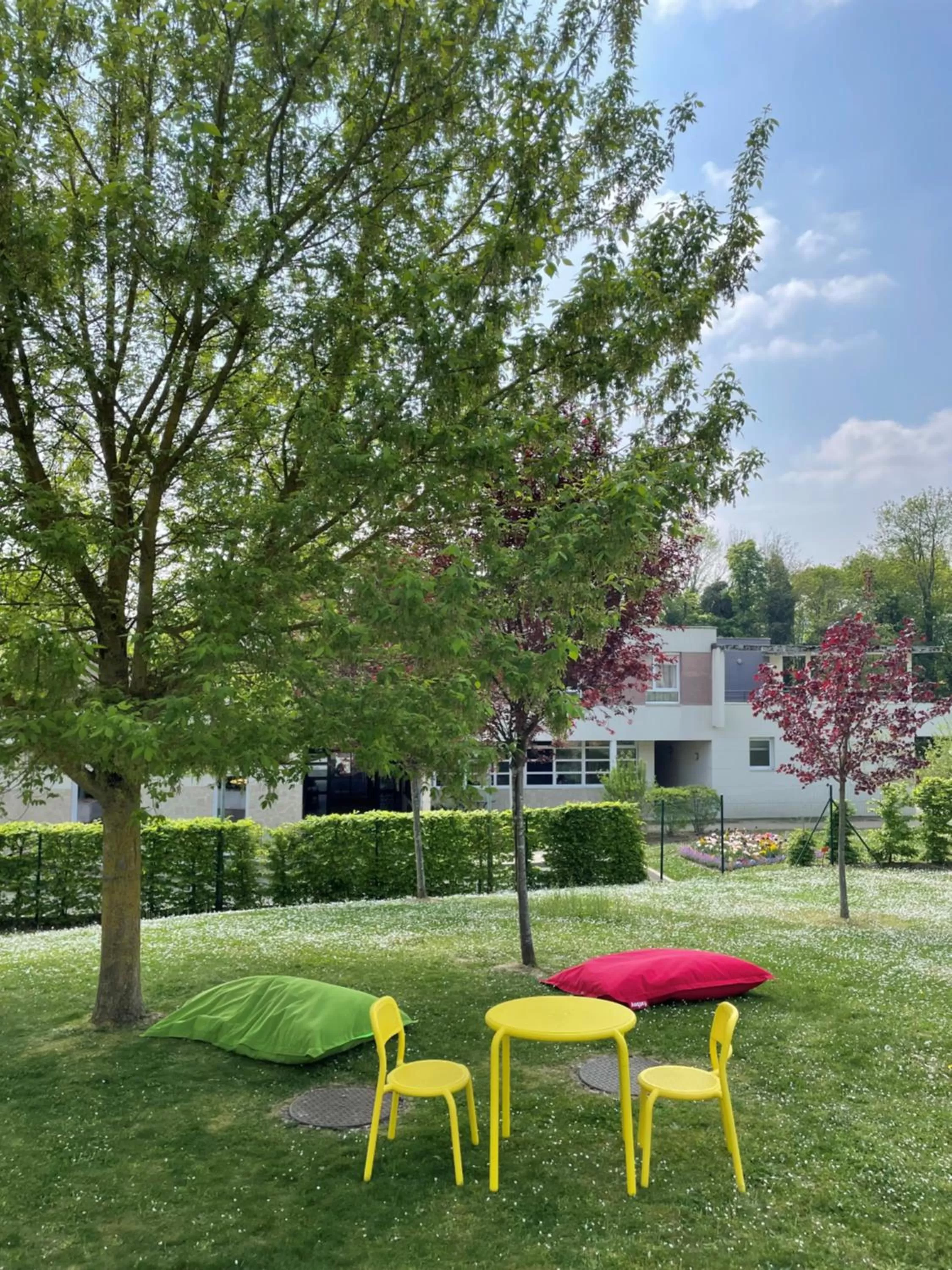 Garden in Residhome Paris Saclay " Bures sur Yvette "