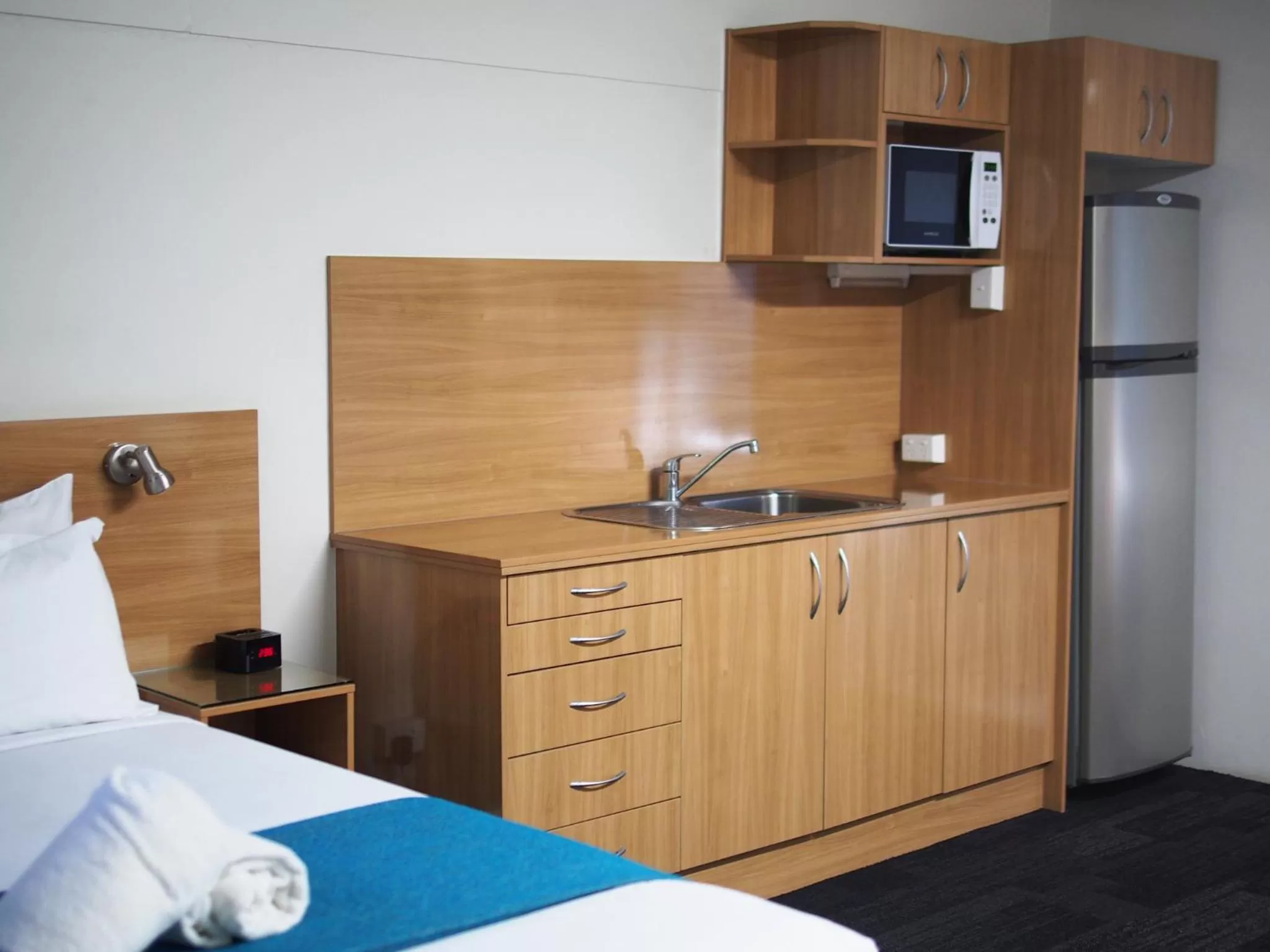 Kitchen or kitchenette, Bed in Sunnybank Star Hotel