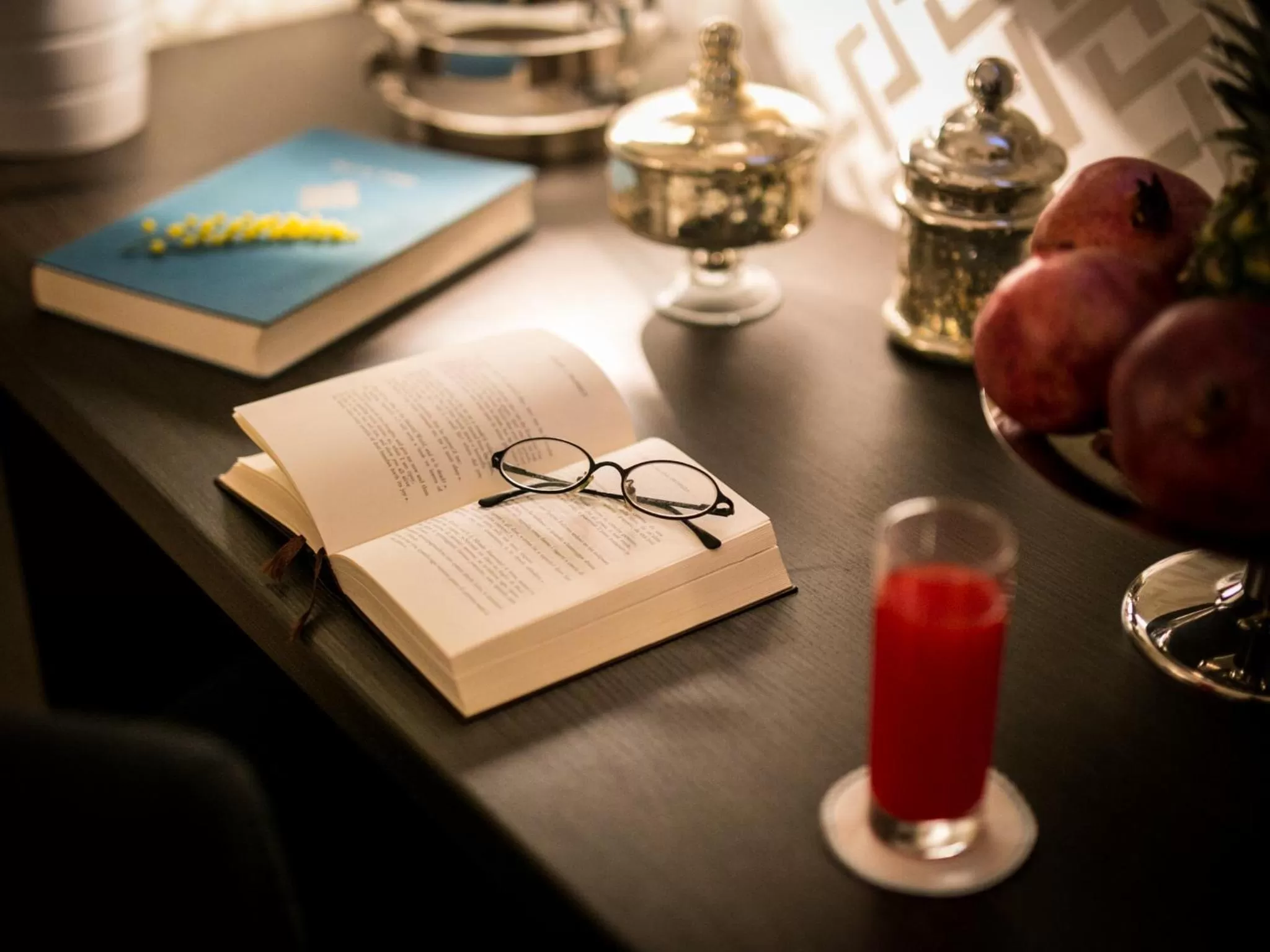 Decorative detail in Minerva Relais