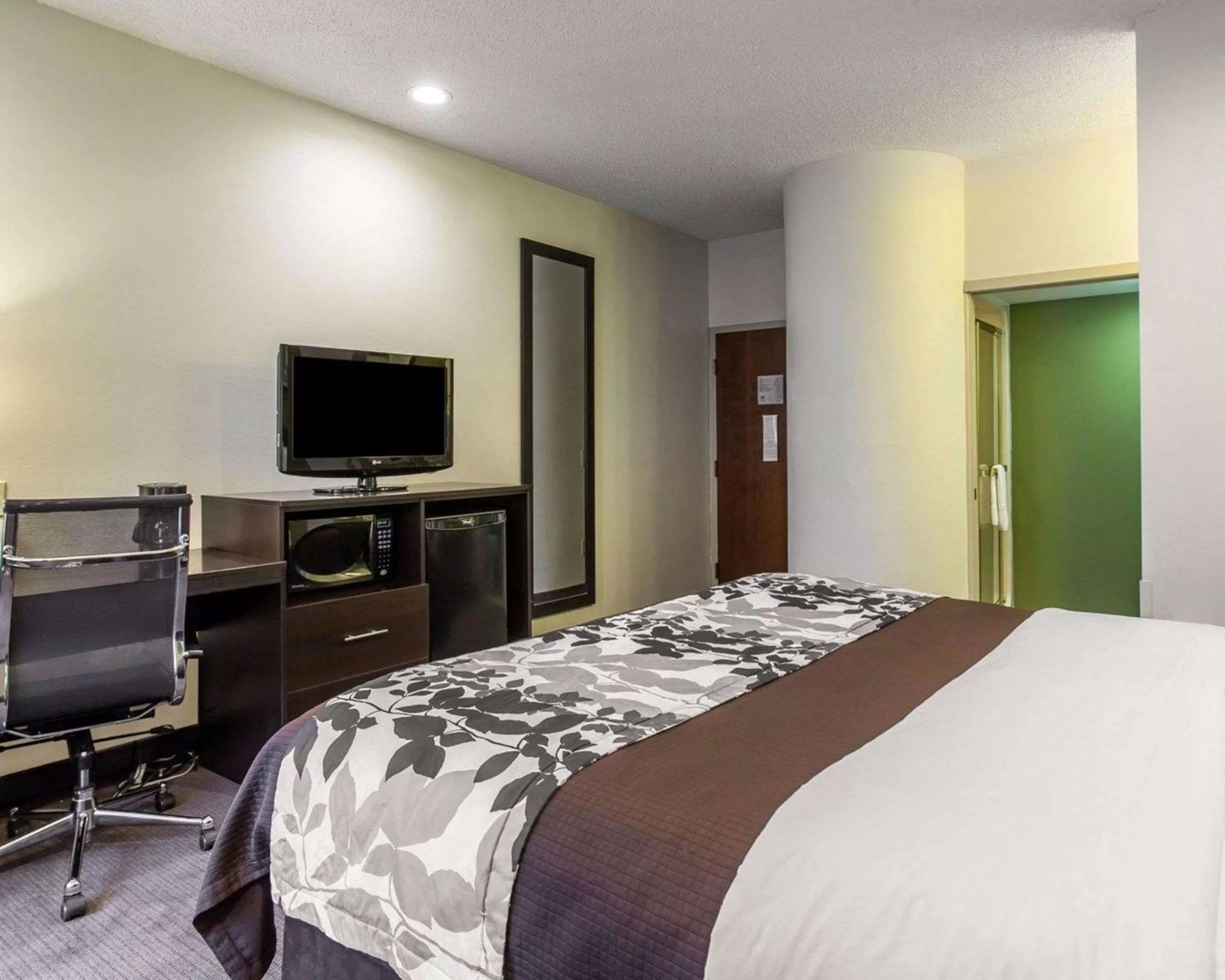 Photo of the whole room, Bed in Sleep Inn Columbia