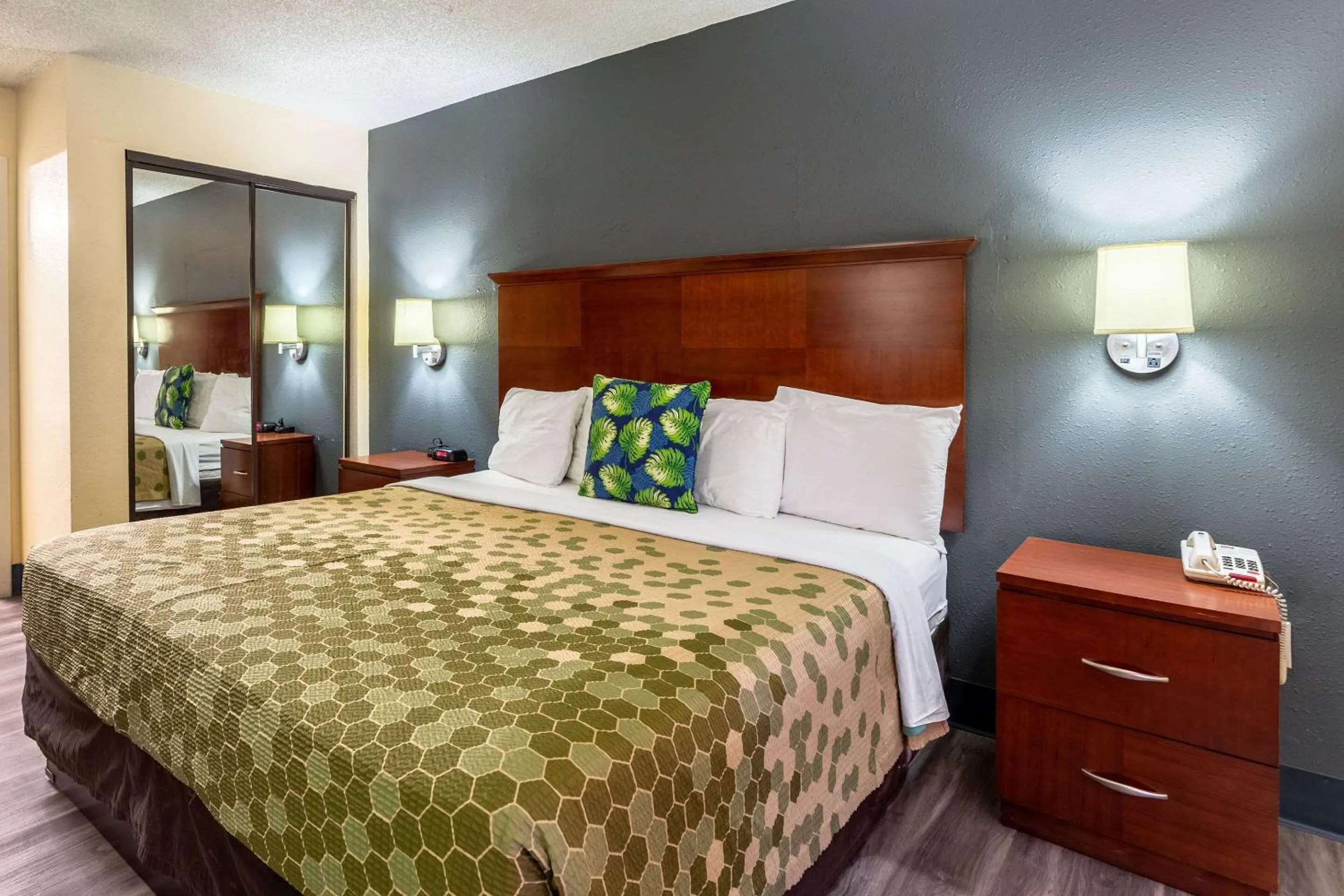 Photo of the whole room, Bed in Econo Lodge Gallup West