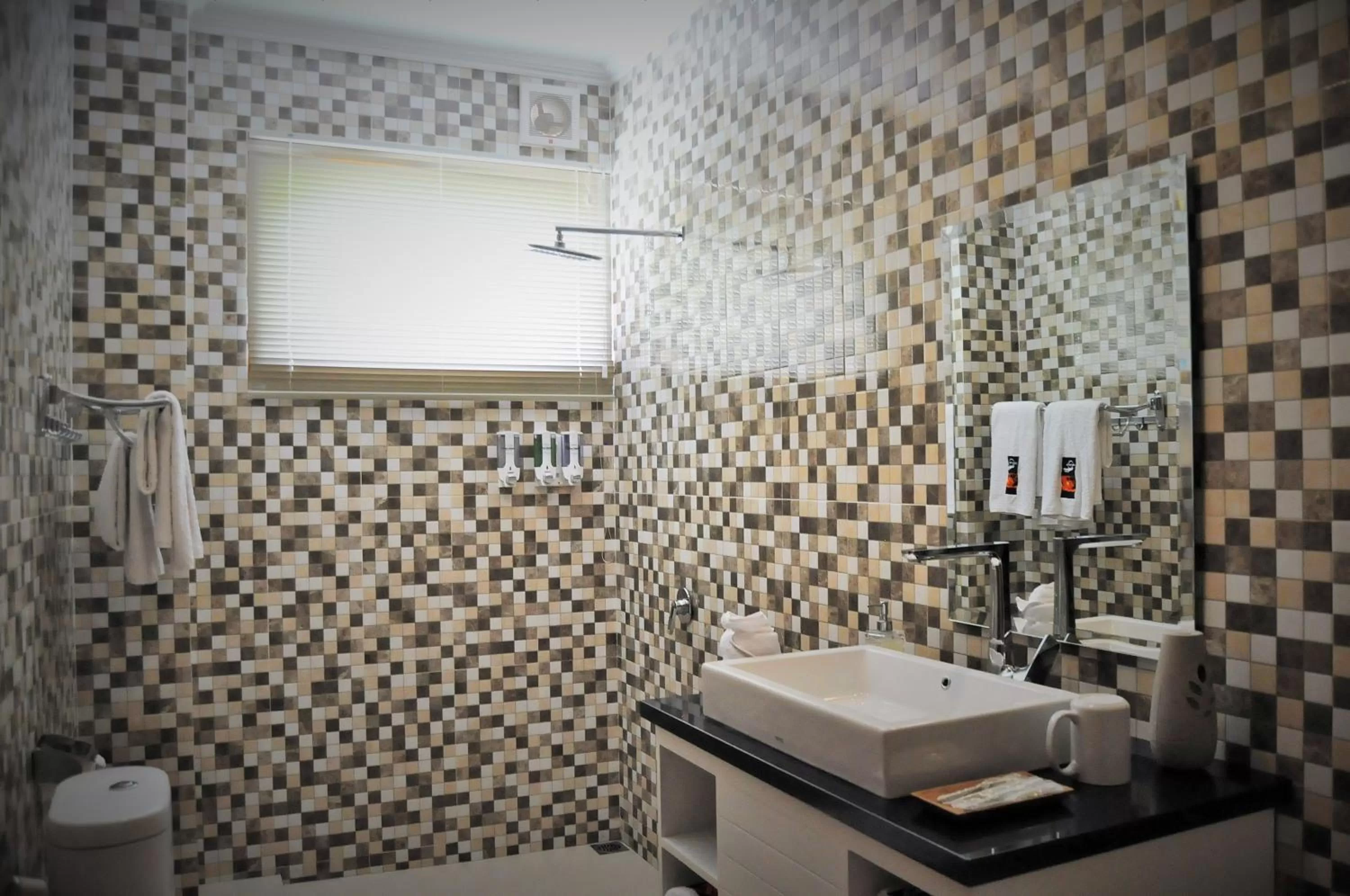 Shower in Ocean Terrace Suite And Spa Luxury