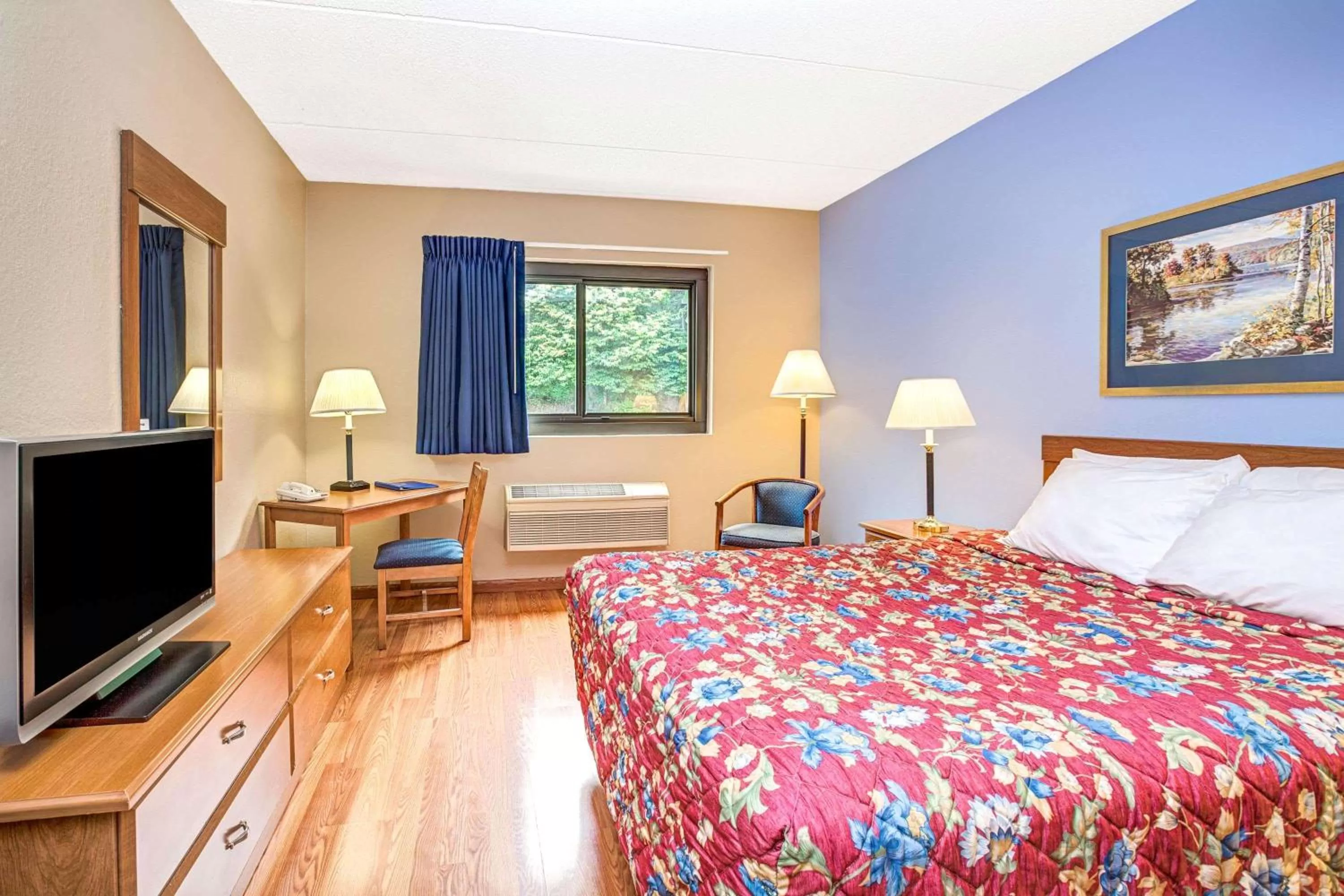 Photo of the whole room, Bed in Super 8 by Wyndham Mahwah