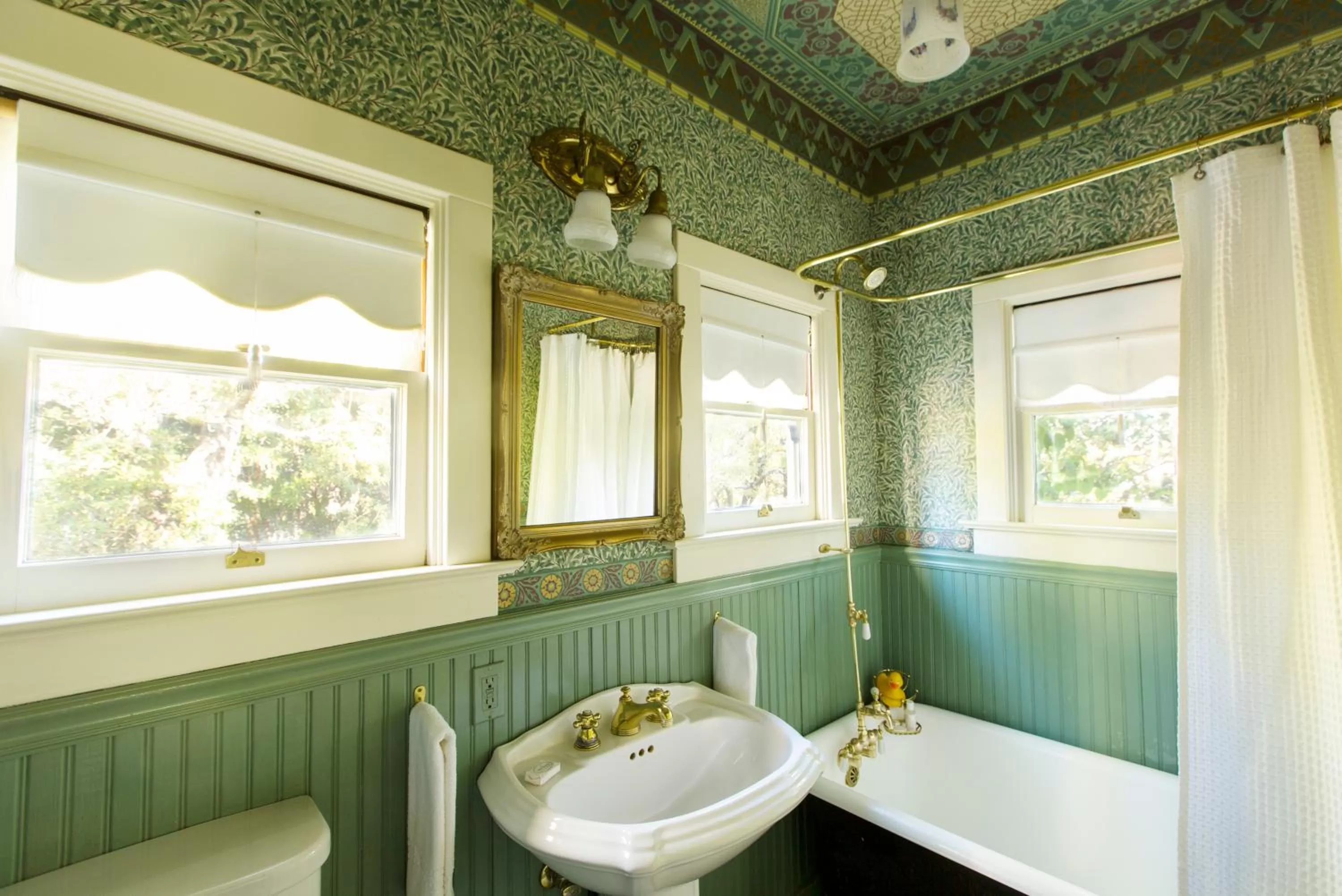 Bathroom in Simpson House Inn