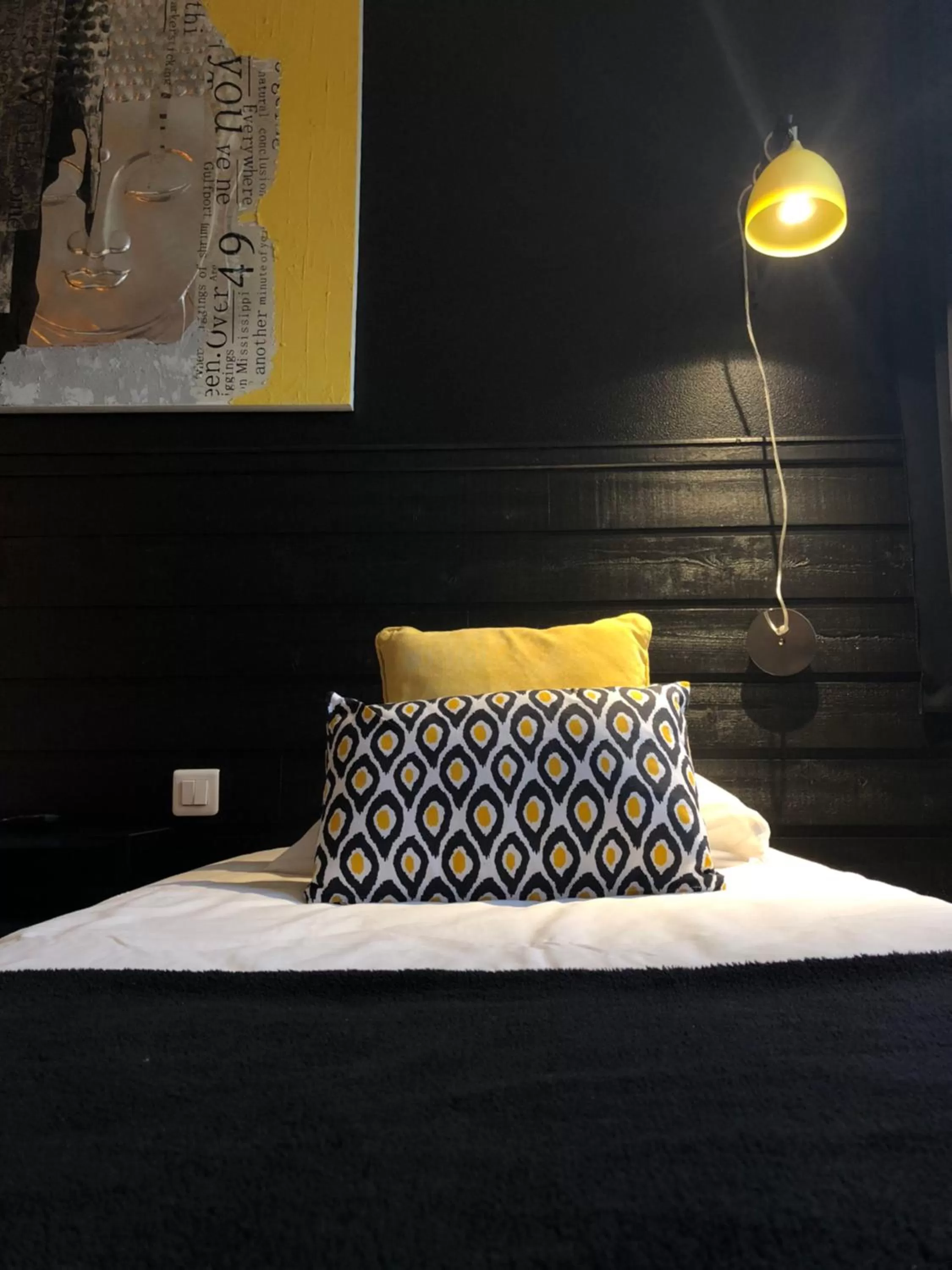 Bed in Logis Hôtel Burnichon