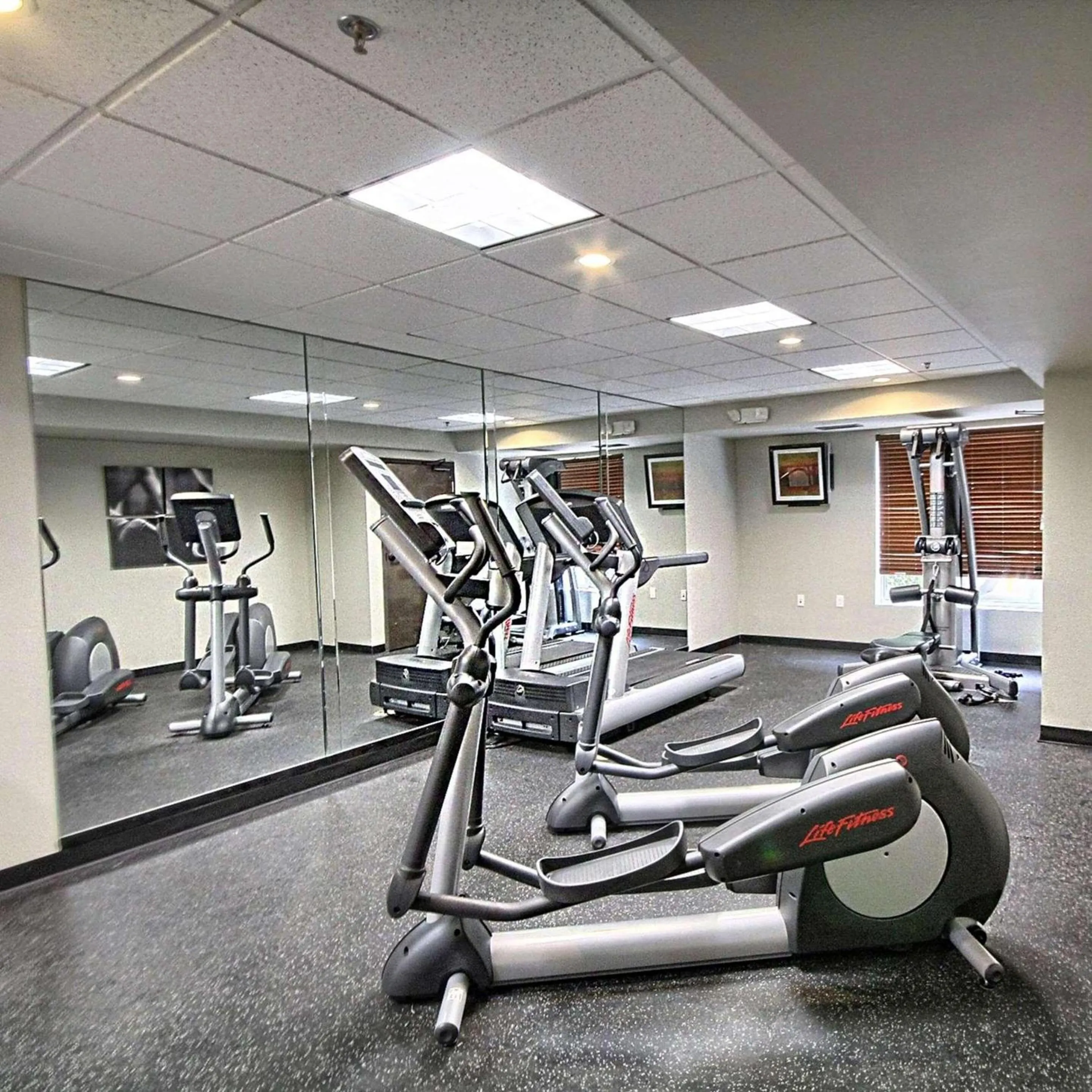 Fitness centre/facilities in Country Inn & Suites by Radisson, Dearborn, MI