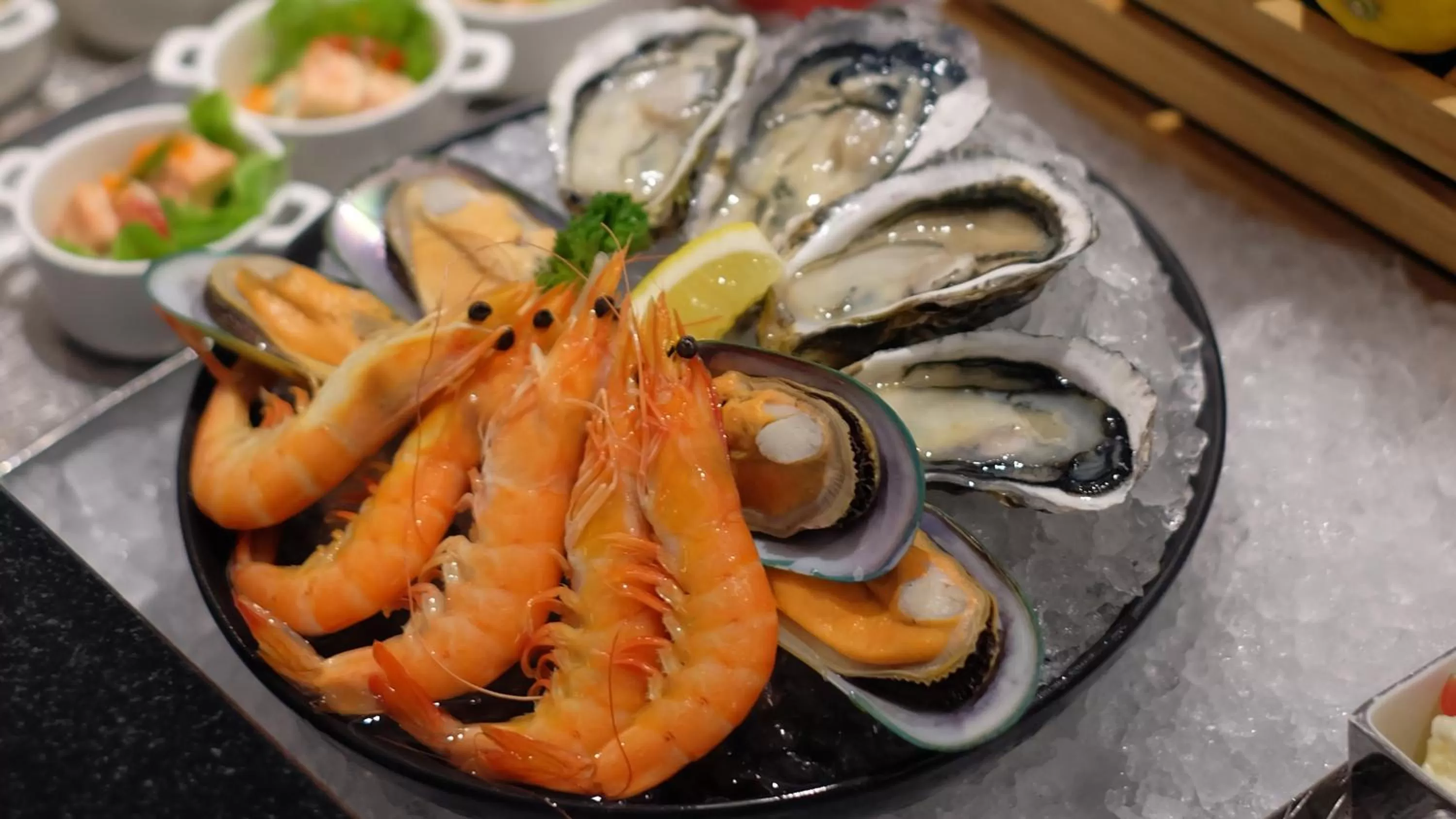 Restaurant/places to eat in Holiday Inn Bangkok Sukhumvit by IHG