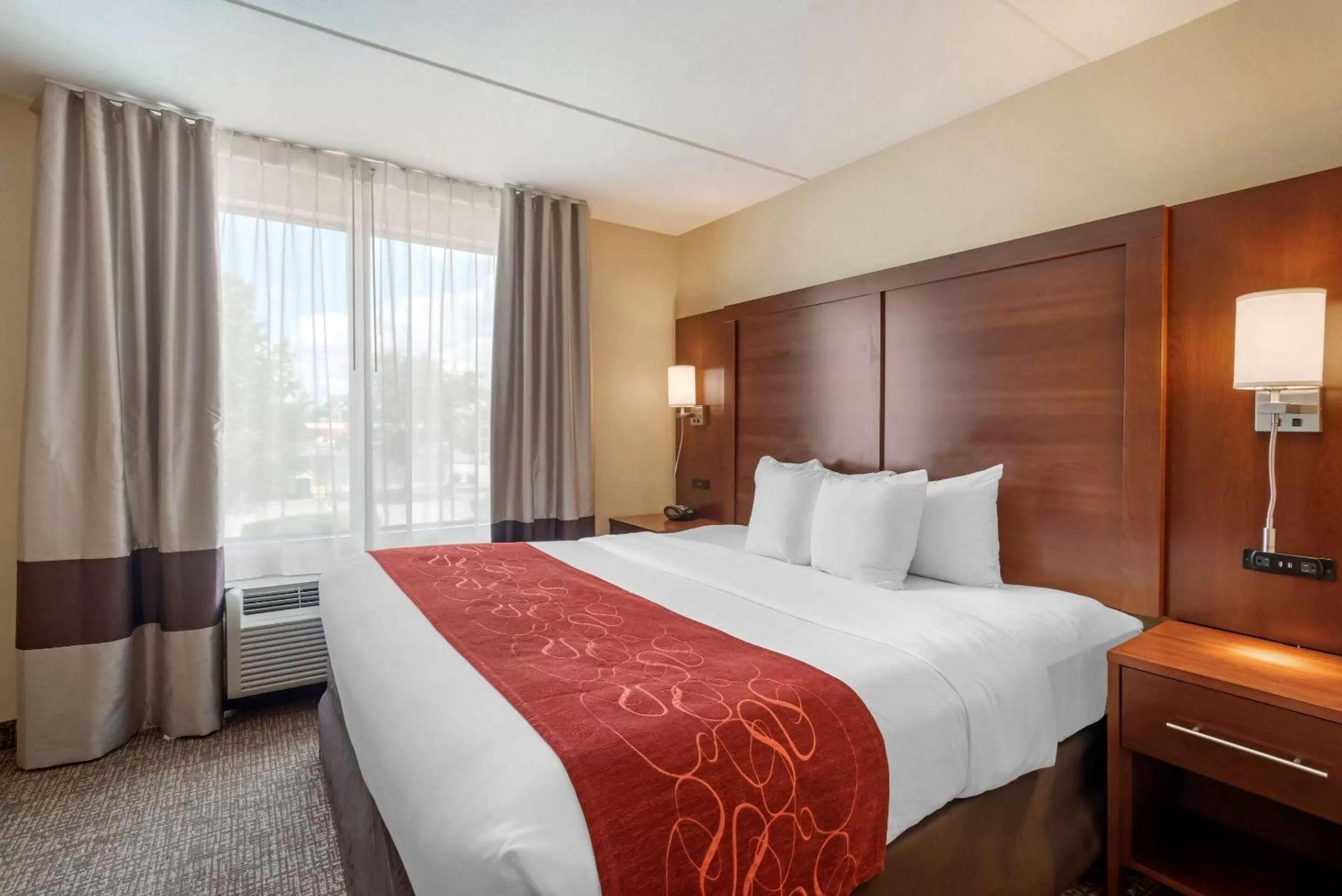 Photo of the whole room, Bed in Comfort Suites Fredericksburg North