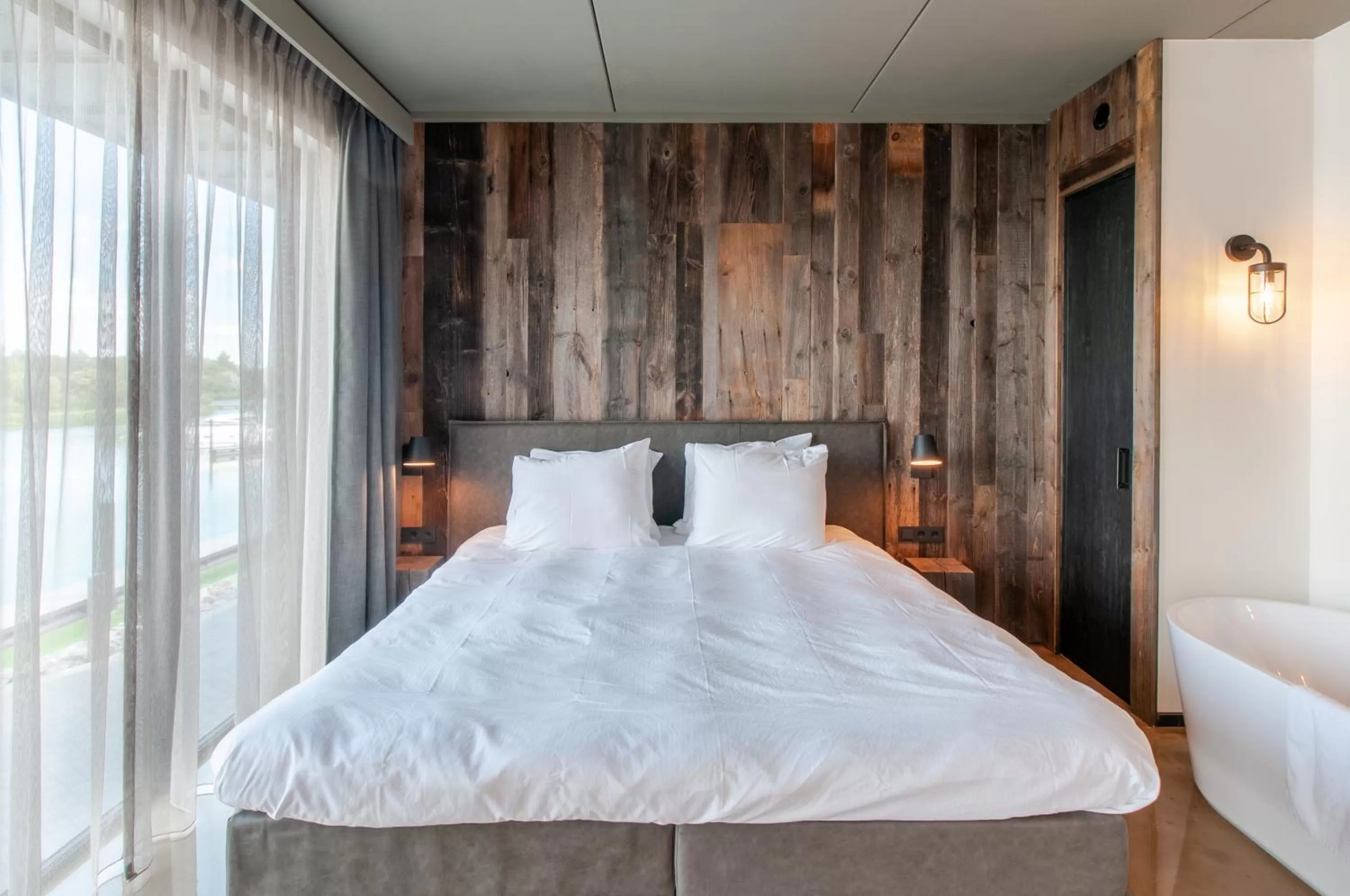Bed in Waterrijk Oesterdam Hotel